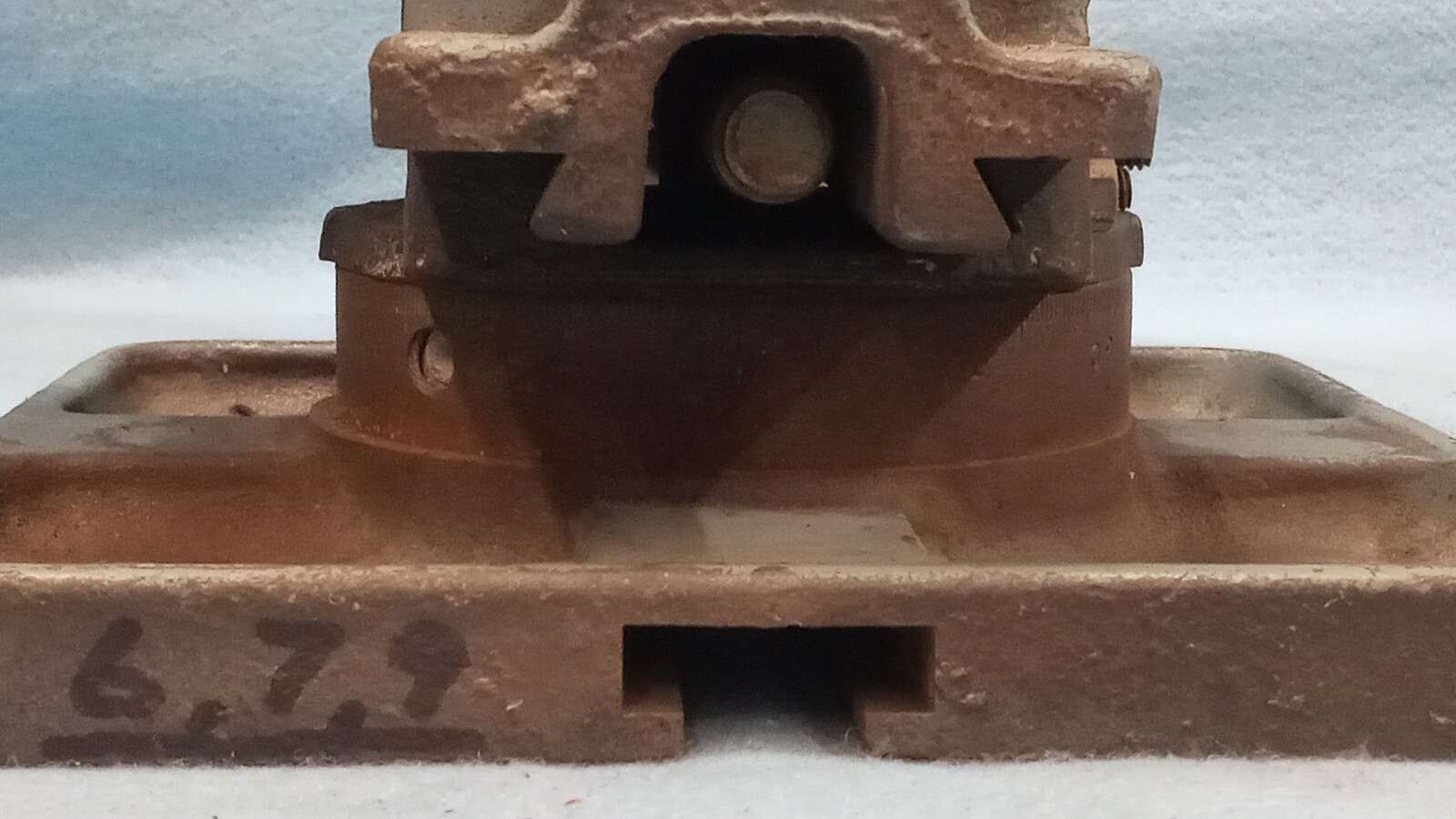 UNKNOWN BRAND MANUAL STAGE ADJUSTOR 5/8″ BOLT STEEL MATERIAL 19325