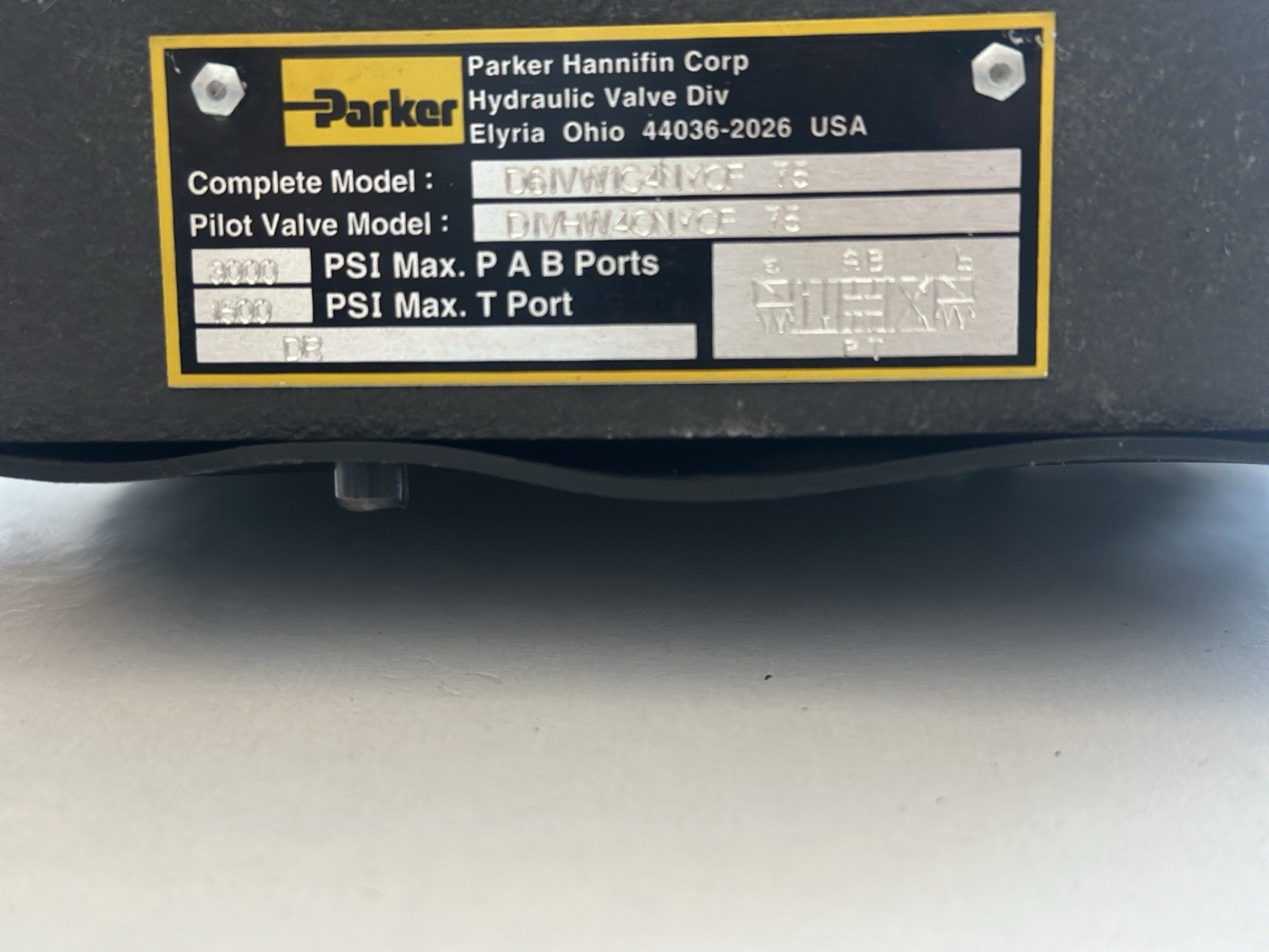 PARKER D61VW1C4NYCF 110/120V 1500/3000PSI NSNP D1VHW4CNYCF Old Stock