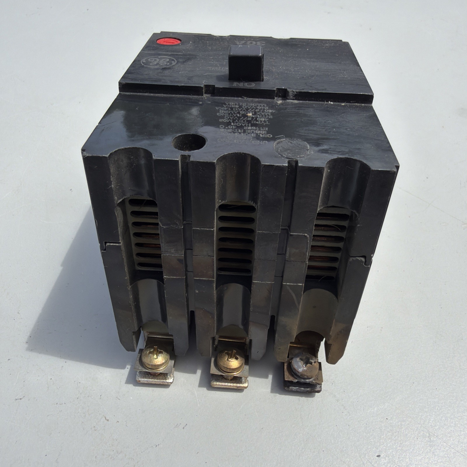 GE TEY330 CIRCUIT BREAKER, 480/277-VOLT, 3-POLE, 30-AMP, BRK / TEY FRAME