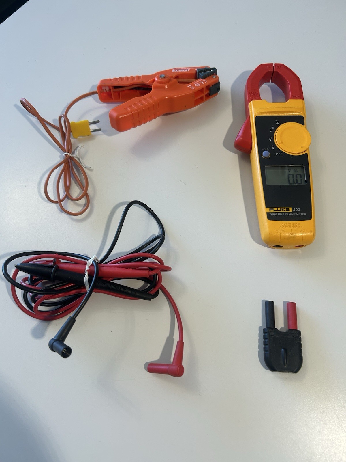 Fluke 323 True RMS Clamp Multimeter Used Good Condition with Accessories