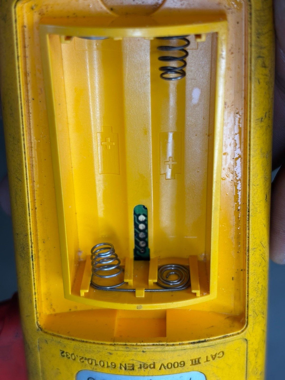 Fluke 323 True RMS Clamp Meter CAT III 4000 Count 600V 400A
