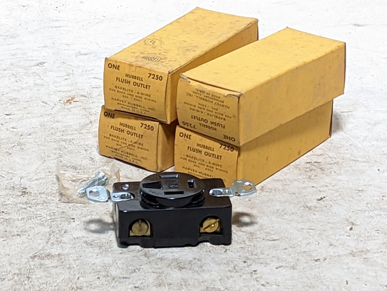 Lot of 4 Hubbell 7250 flush outlets, Bakelite, 4-wire, for back and side wiring,