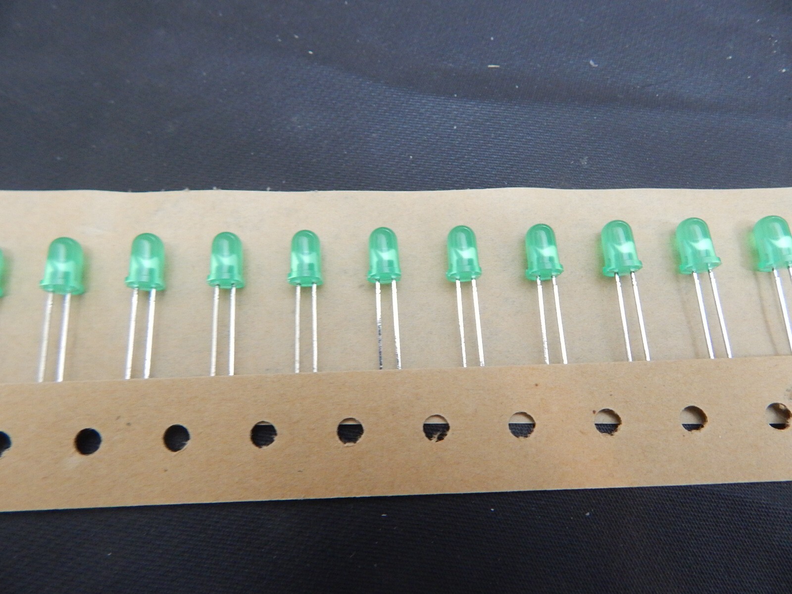 TOSHIBA TLG114AP SINGLE COLOR LED GREEN RADIAL 5mm – LOT OF 10 – FAST SHIPPING