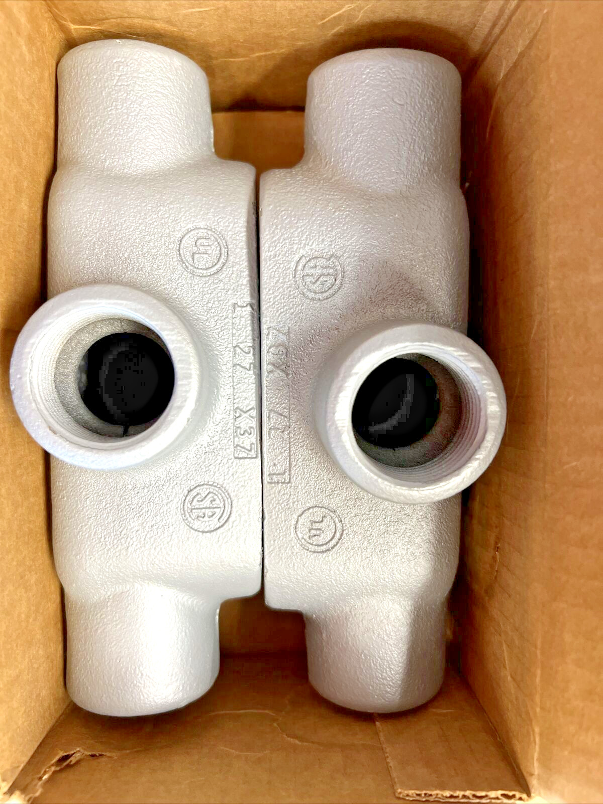 Appleton APPX37 (Box of 2) – 1 ” Type X Conduit Body Grayloy Iron *NEW IN BOX*