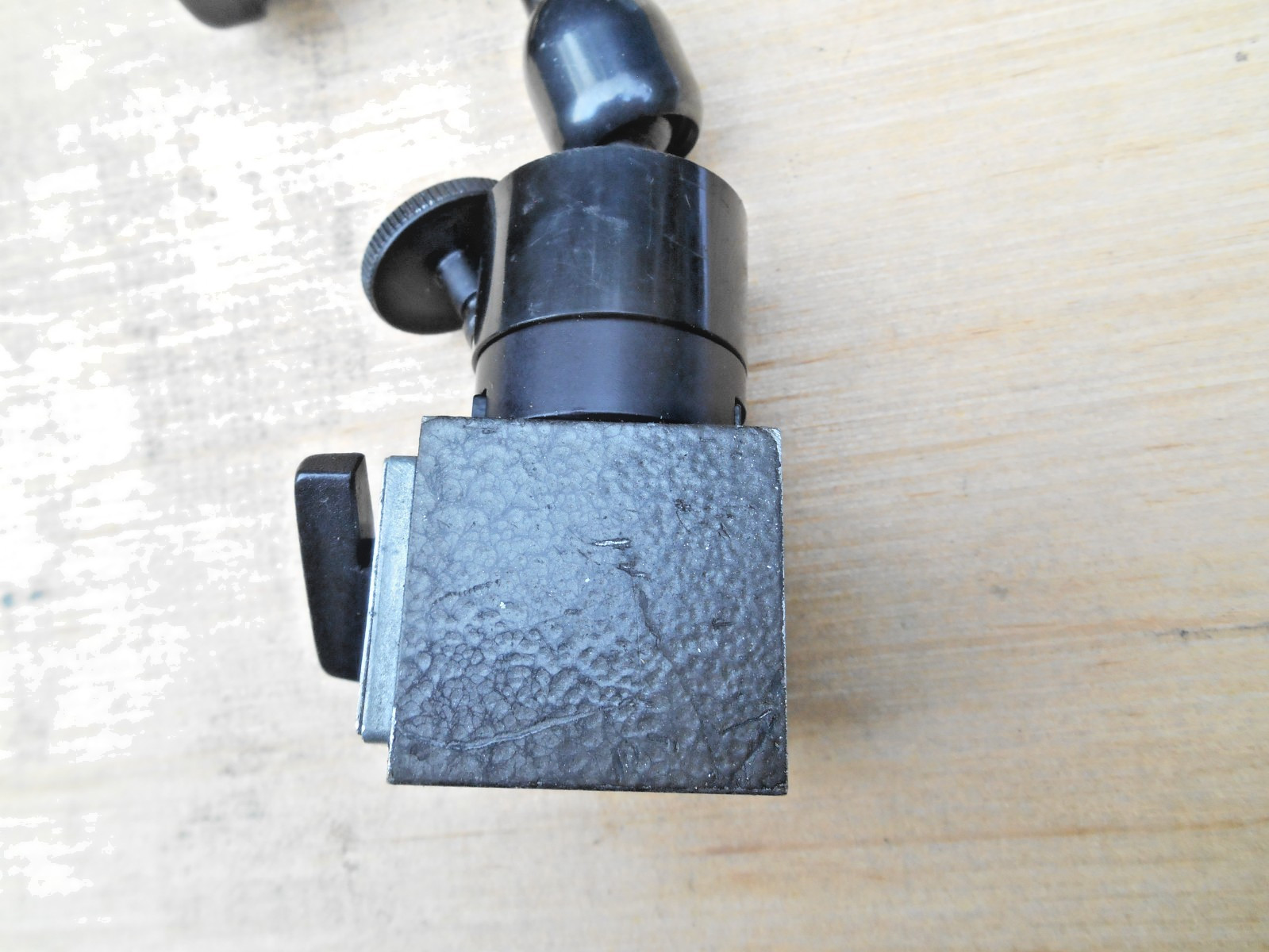 NOGA MAGNETIC BASE WITH FINE ADJUSTMENT, BASE IS 1-1/8 x 1-3/8″