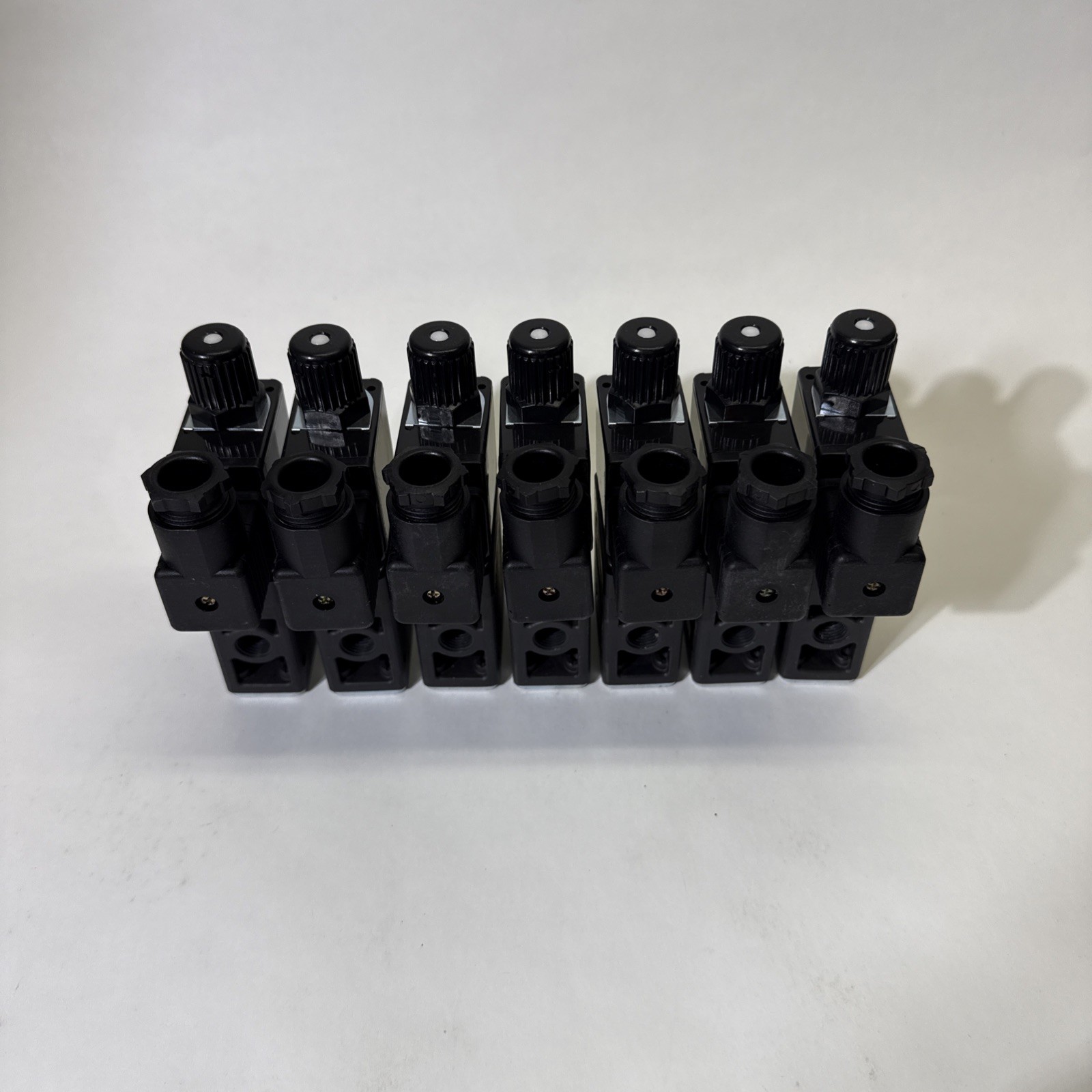 Lot of 7 – Taiyo Herion 3EC-8E Solenoid Valve AC100V 3-Port Pneumatic Amada