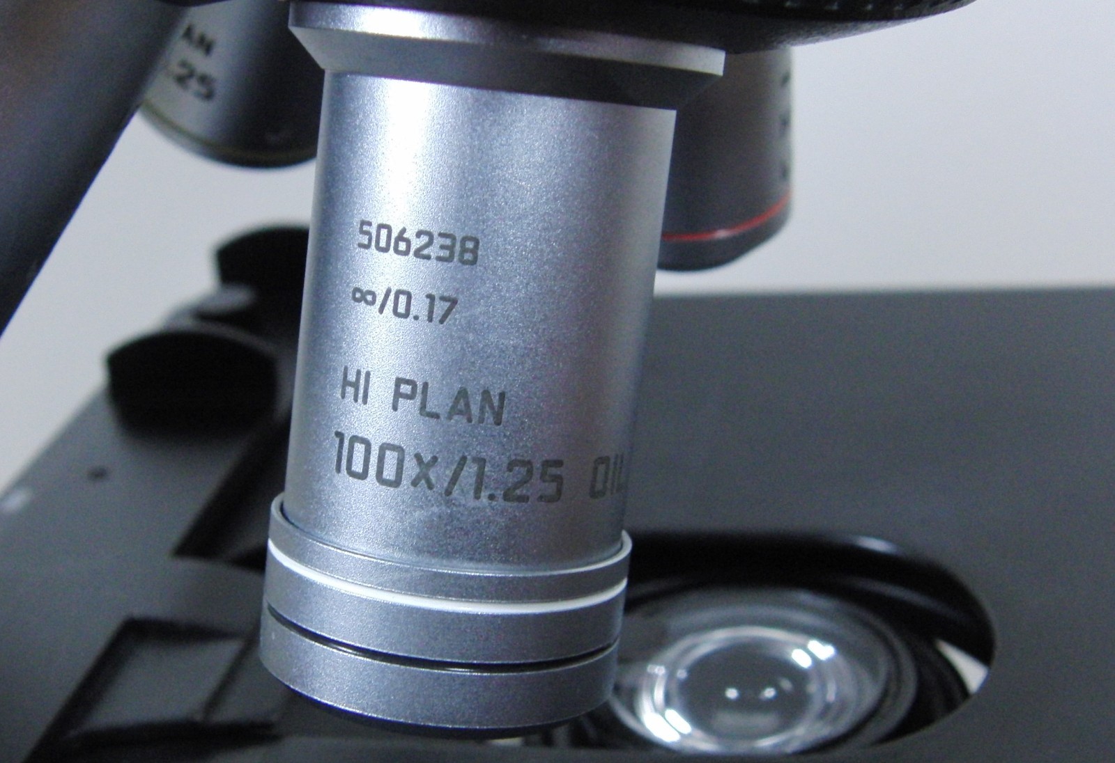 Leica DME 13595xxx Microscope with (4) HI PLAN Objectives 4x/10x/40x/100x