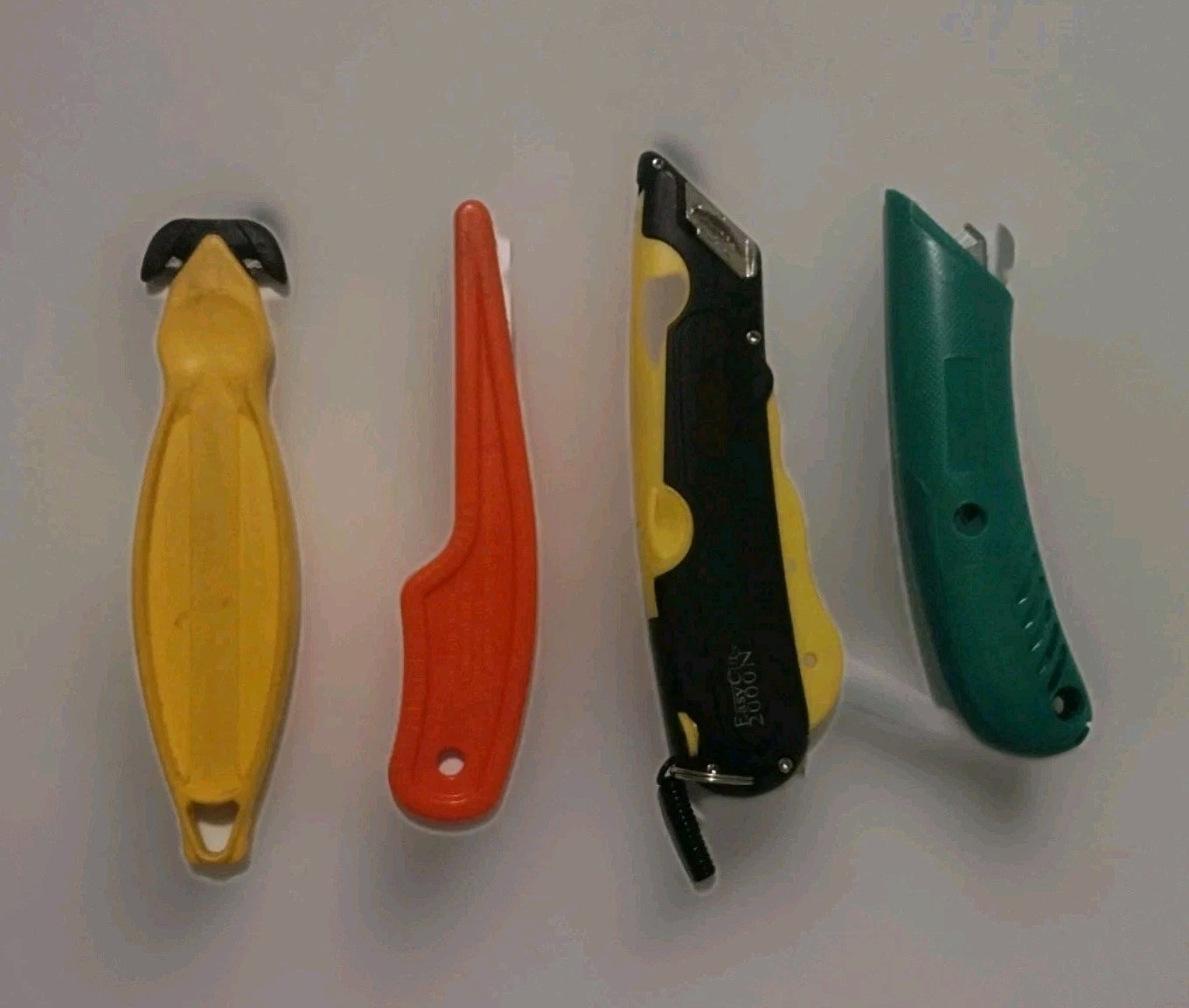 🔸4 Handy Right Handed Utility Knife with Guard & Strap Cut