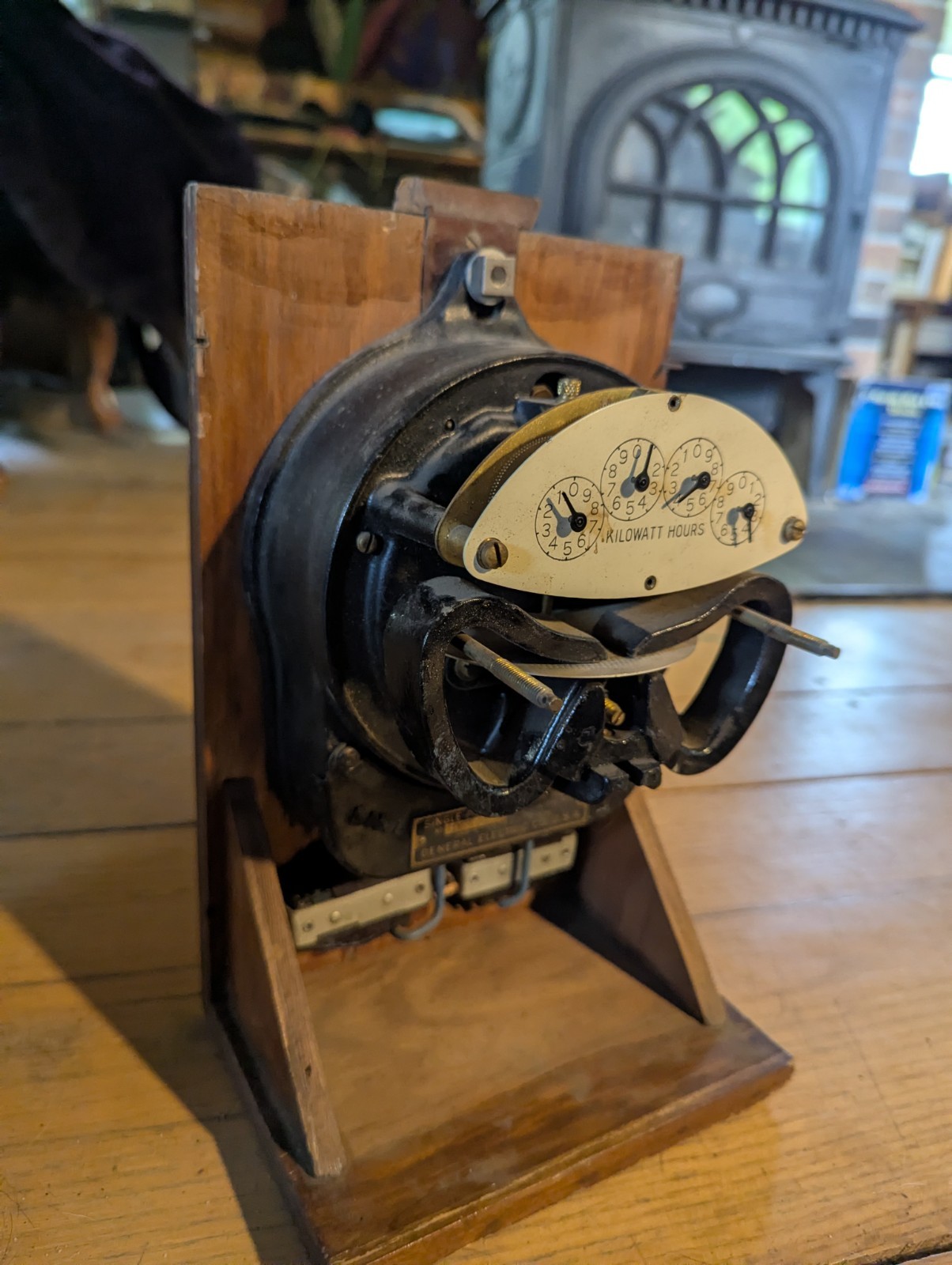 Vintage Electromechanical Analog Dial Kilowatt-Hours Meter, 4-Digit Display