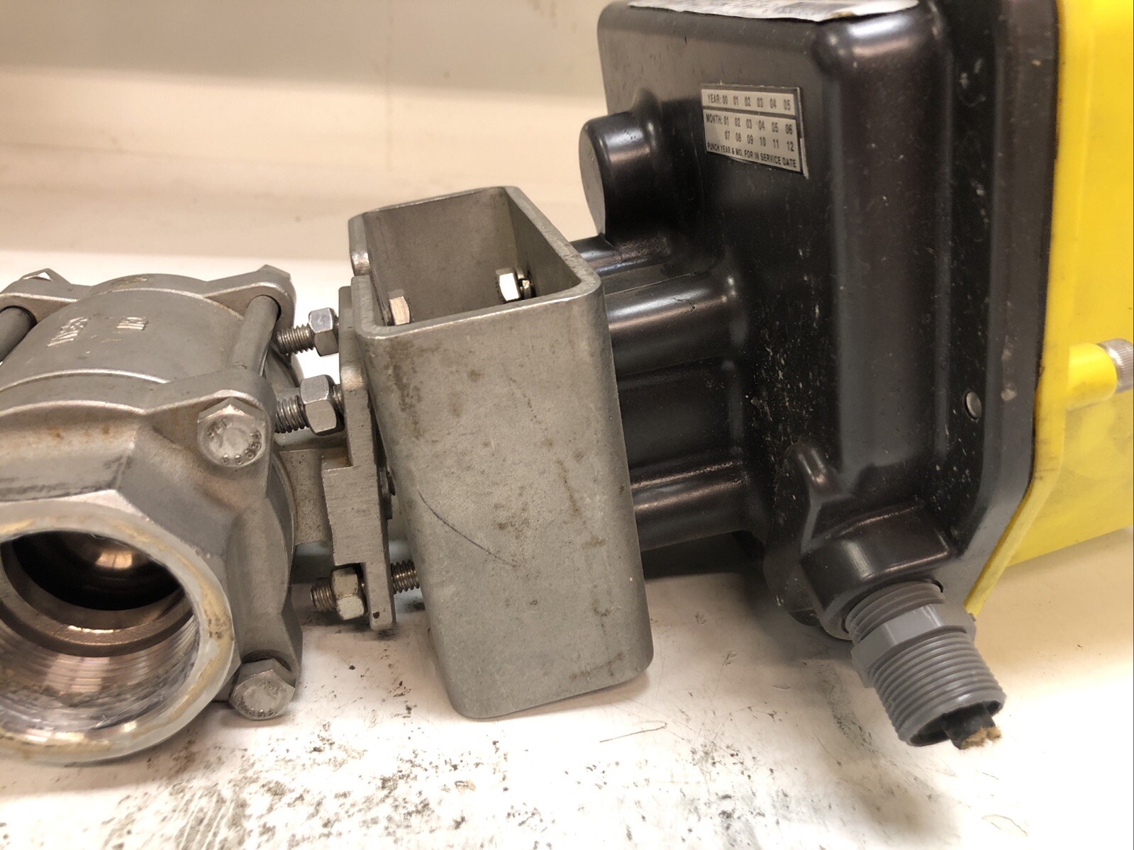 1 USED APOLLO ACTUATOR AE40010, 24VDC NEMA 4,TORQUE 400 IN-LBS, 1.38 AMPS
