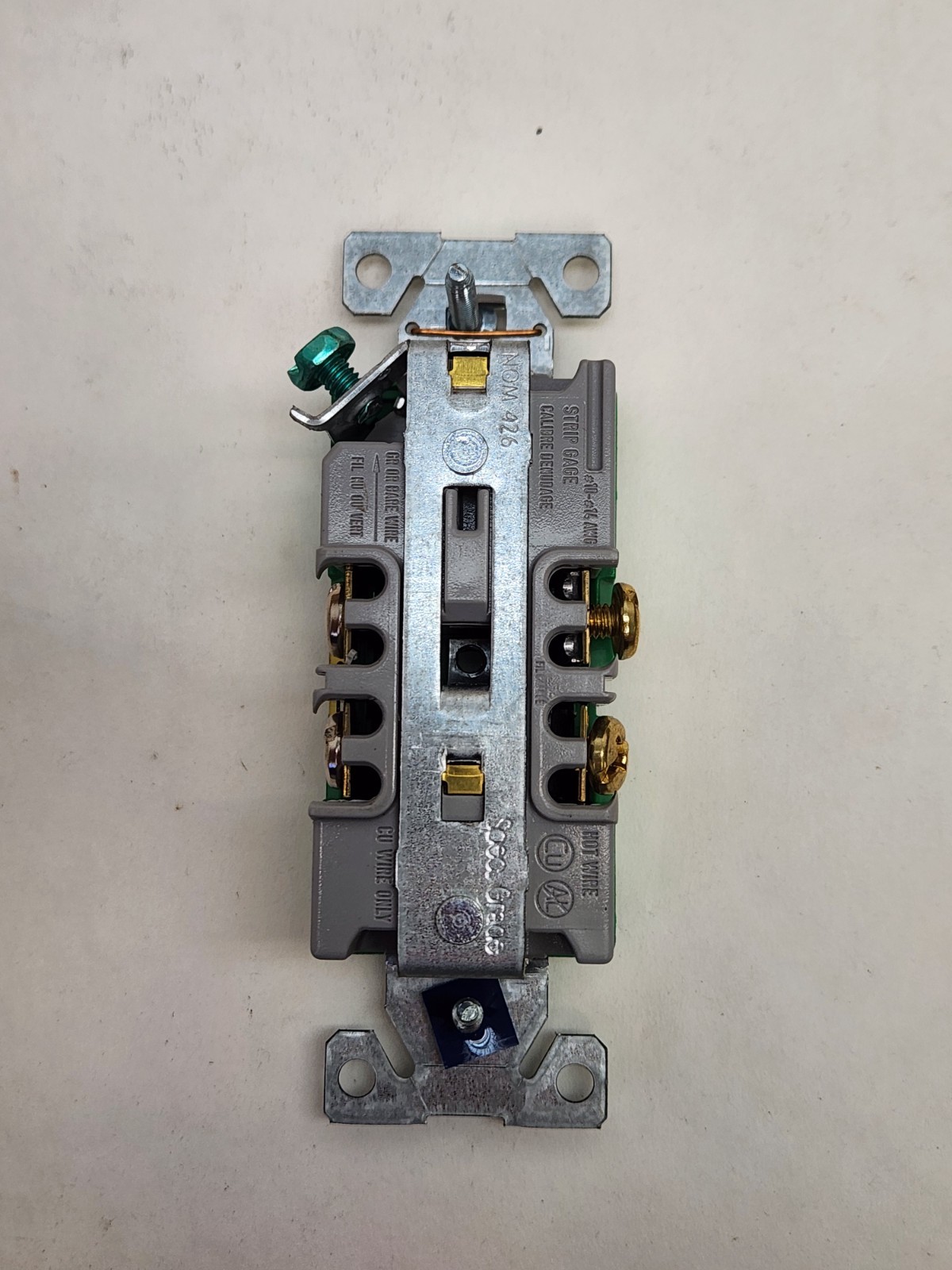 1 – NEW Eaton 5262CHGN 15A 125V Half Control Duplex Receptacle 5-15R 2P 3W Green