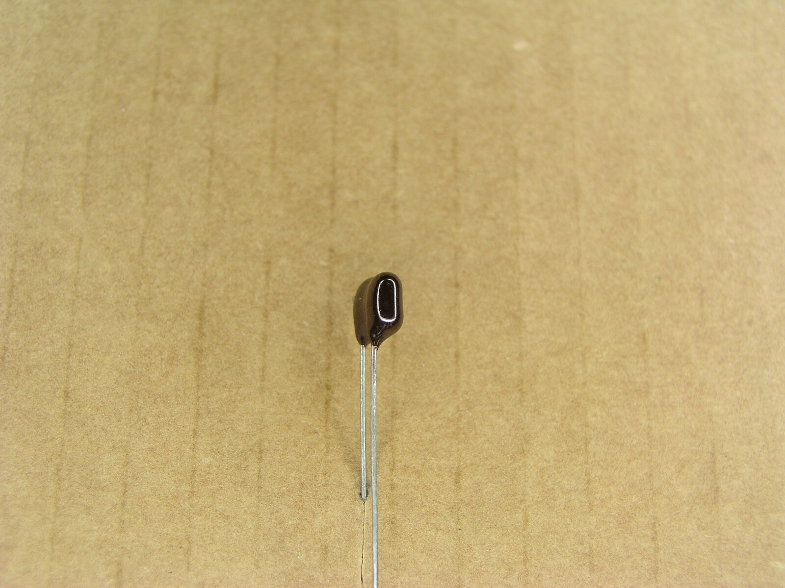 S01029-137 (4 Pc Lot) 562 pf 300 volt 300V +- 5 % silver mica capacitor