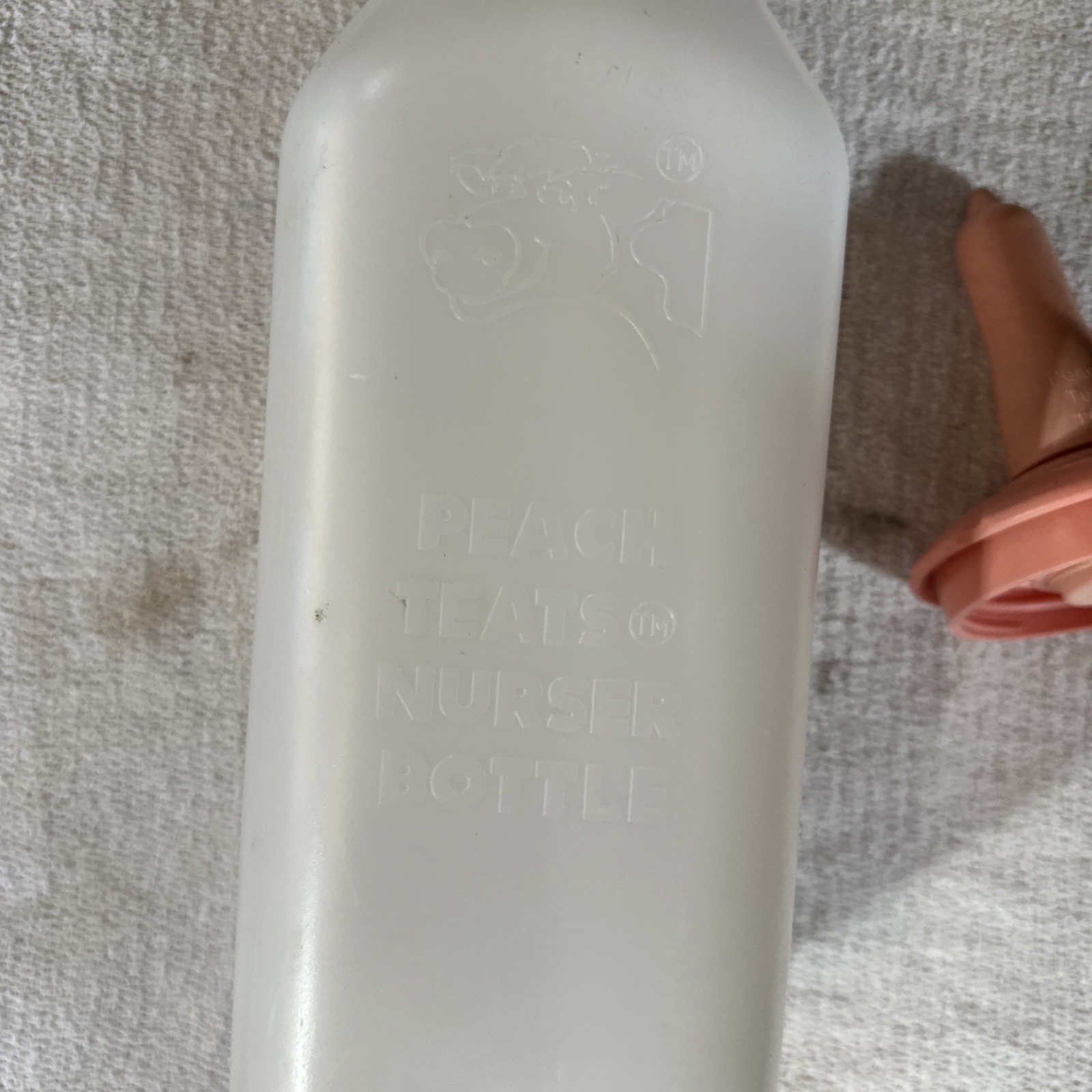 Peach Teats 2 Qt Calf Bottle Feeder with Peach Teat Nipple Never Used. 3 Pint