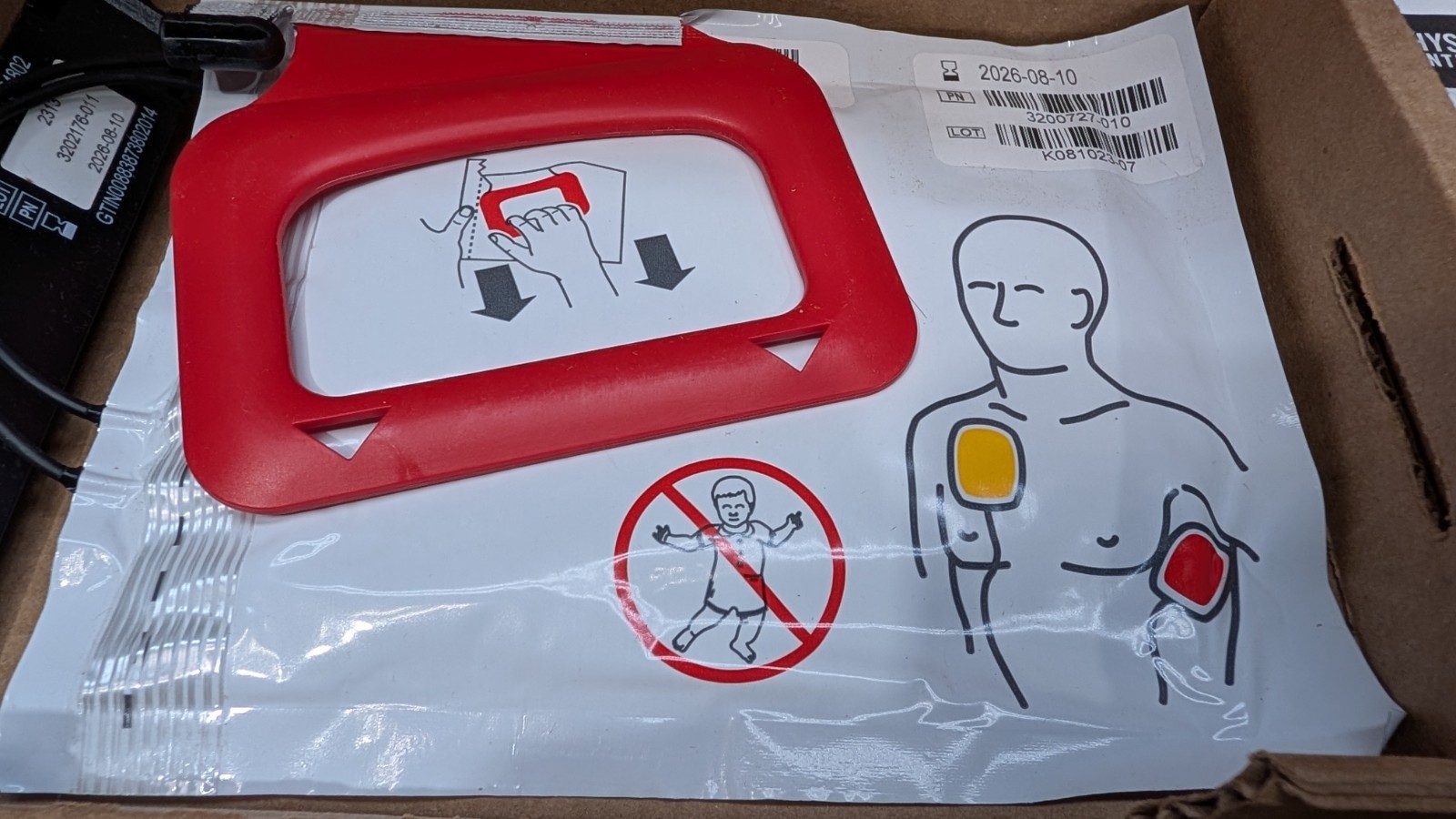Physio-Control LIFEPAK CR Plus/EXPRESS CHARGE-PAK w/1 set electrodes – 08/2026
