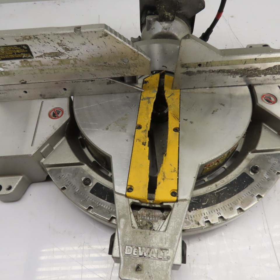 DeWalt DW715 12″ Single-Bevel Compound Miter Saw 120VAC 15A 4000RPM