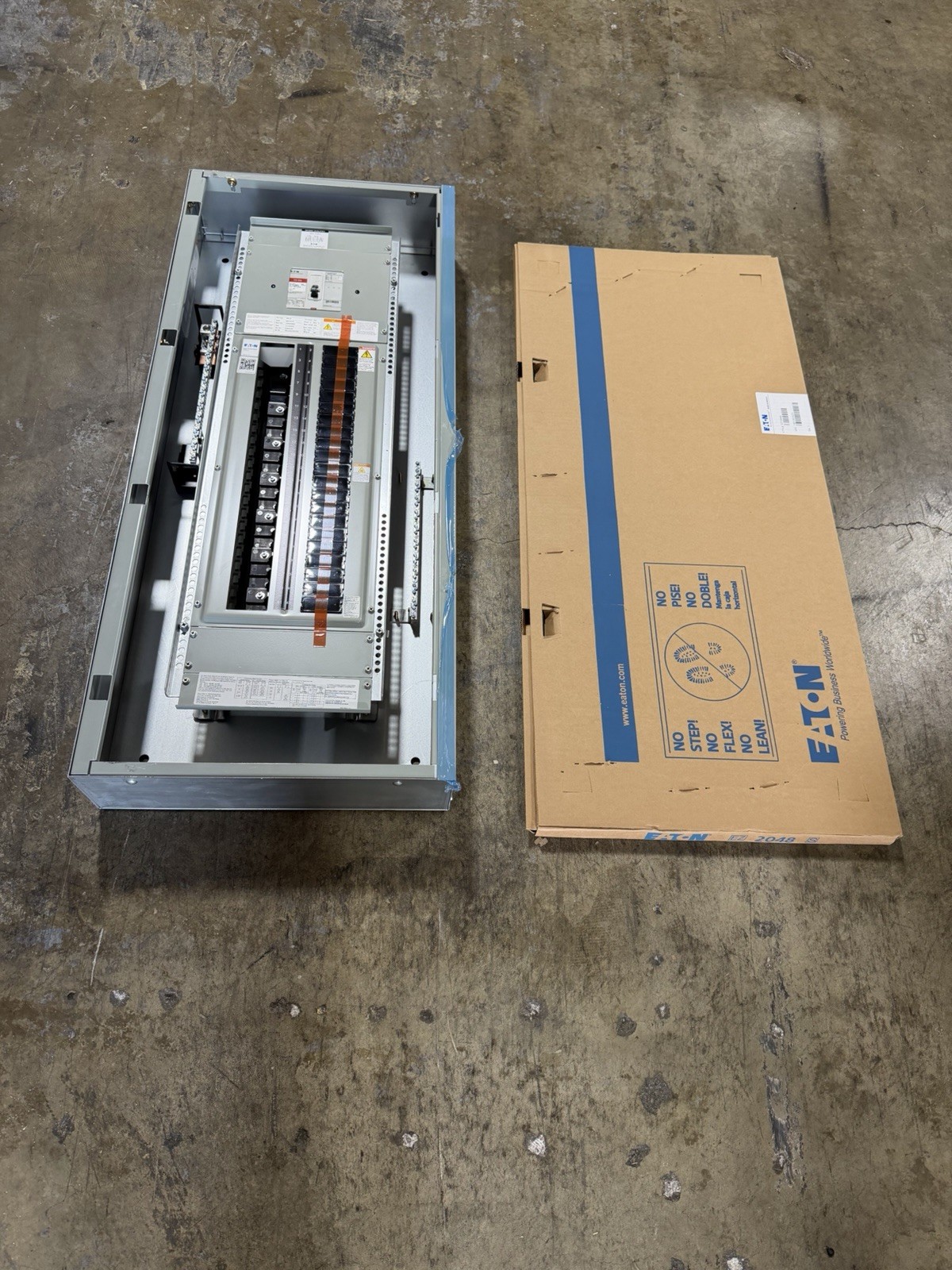 1-200 AMP 480V MAIN BREAKER PANELBOARD 42 SPACE 3PHASE 4WIRE COMPLETE PANEL