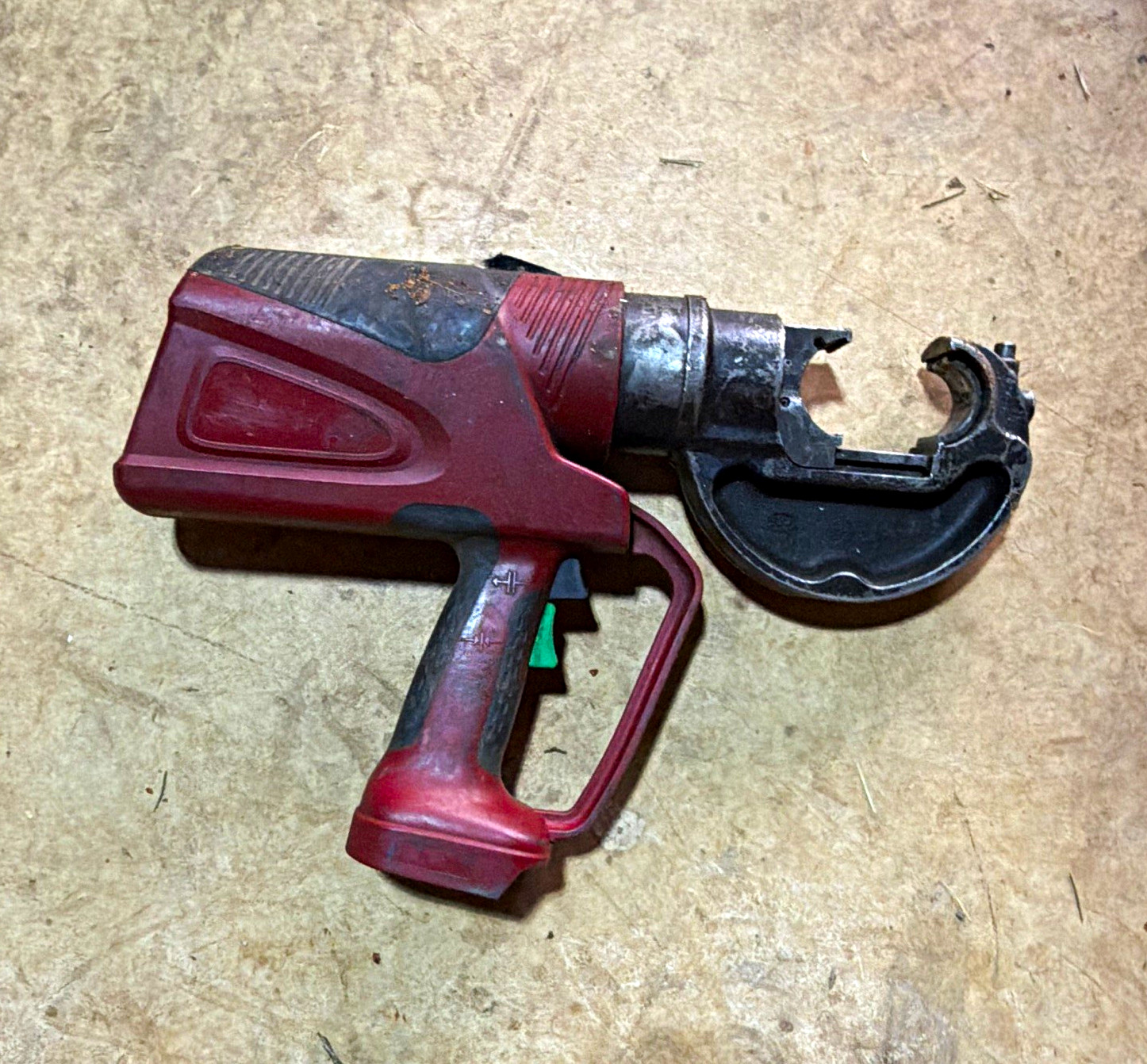 Milwaukee M12 2471-20 Copper Cable Cutter, 750 MCM Max, Red, 13in y35