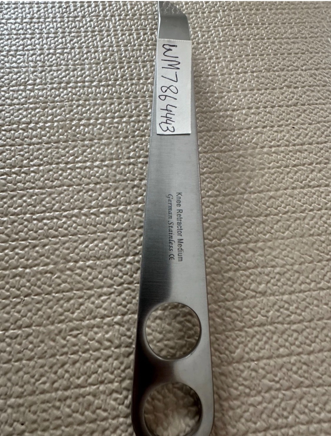 WM7864443–HOHMANN KNEE RETRACTOR MEDIUM 45 ANGLED Overall Length: 9.125″