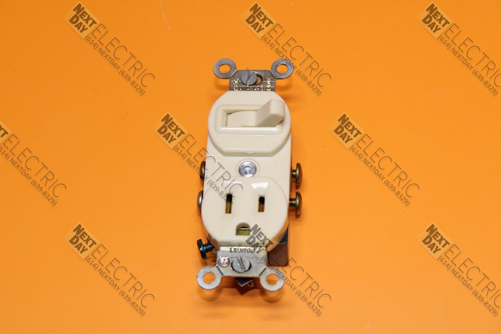 Leviton, 5225-I, Combination Outlet Switch Single Pole Ground Outlet Ivory Recep