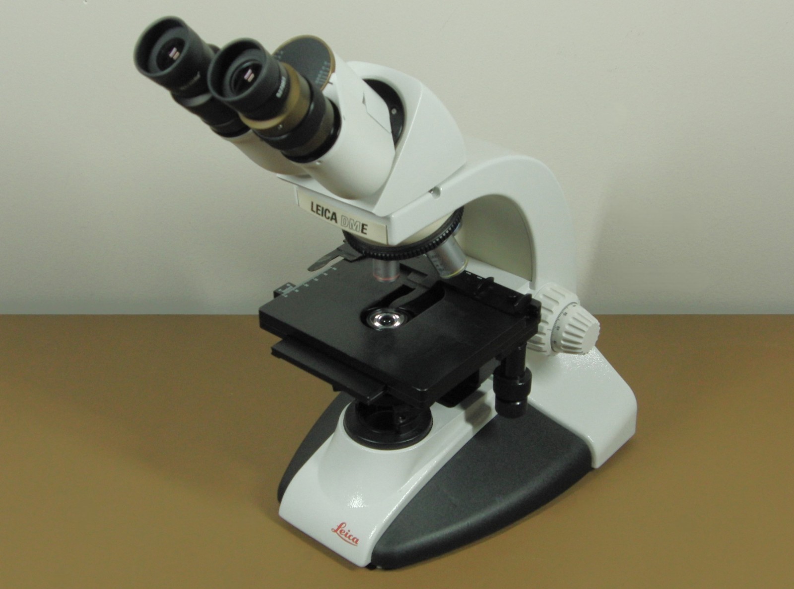 Leica DME 13595xxx Microscope with (4) HI PLAN Objectives 4x/10x/40x/100x