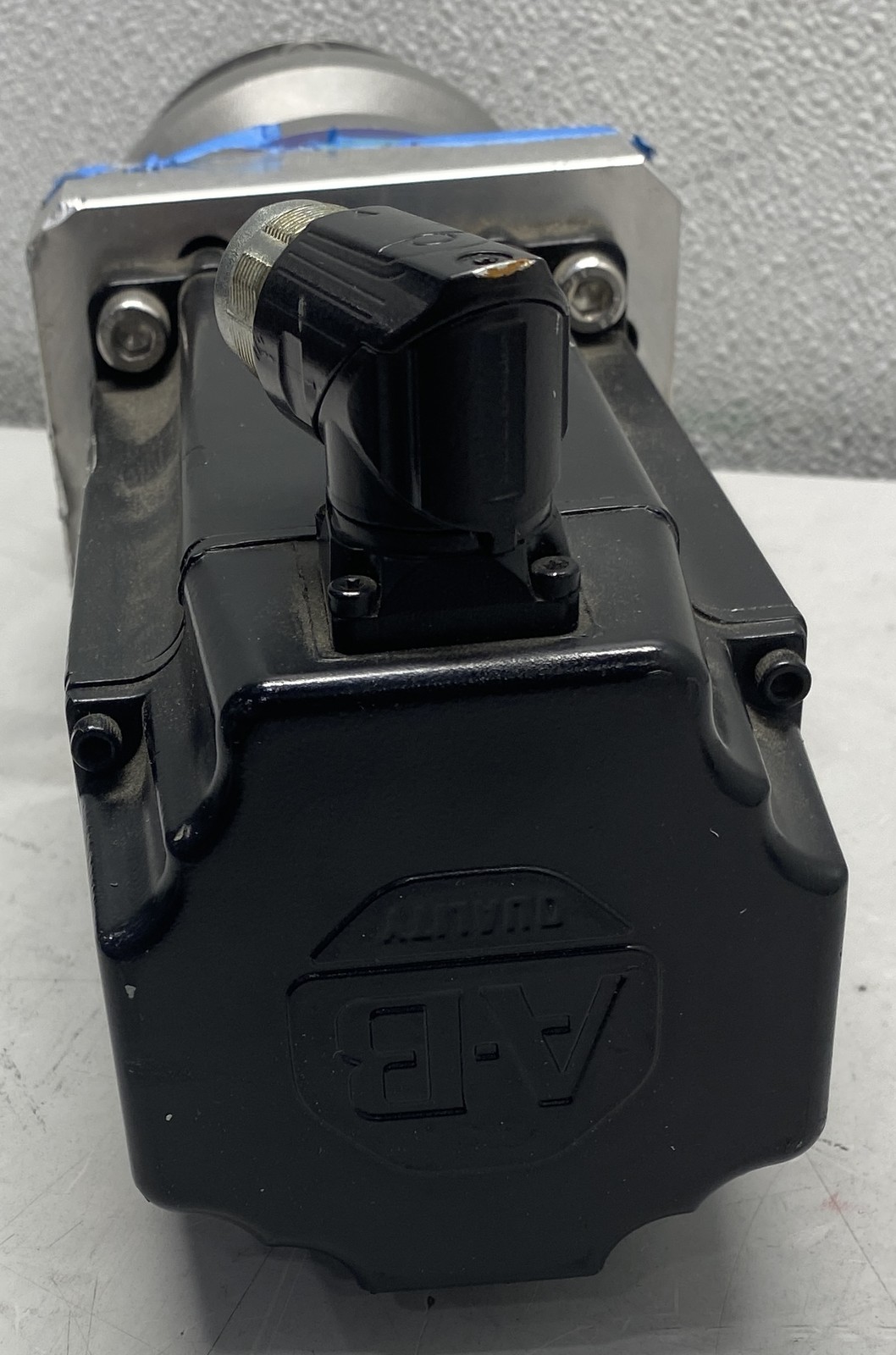 Allen Bradley Low Inertia Servo Motor VPL-B1153F-PK12AA W/ Gear Reducer 10:1
