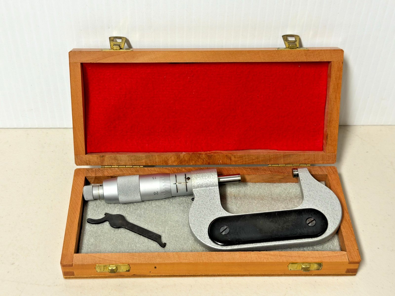 Vintage Pierre Roch Etalon Rolle Switzerland 1″-2″ Micrometer w Wood Case & Cert