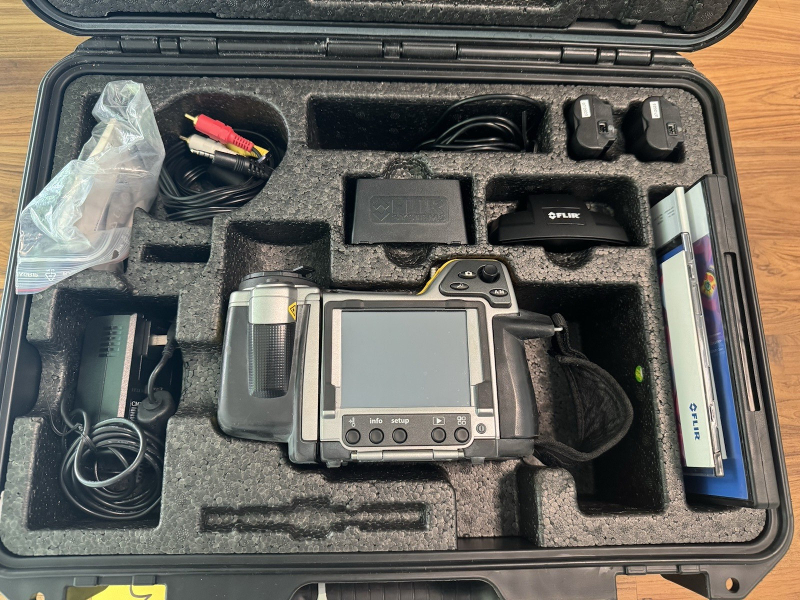 FLIR B400 Thermal Imaging Camera 320x240p -20C to 1200C (-4F to 2192F) with Case