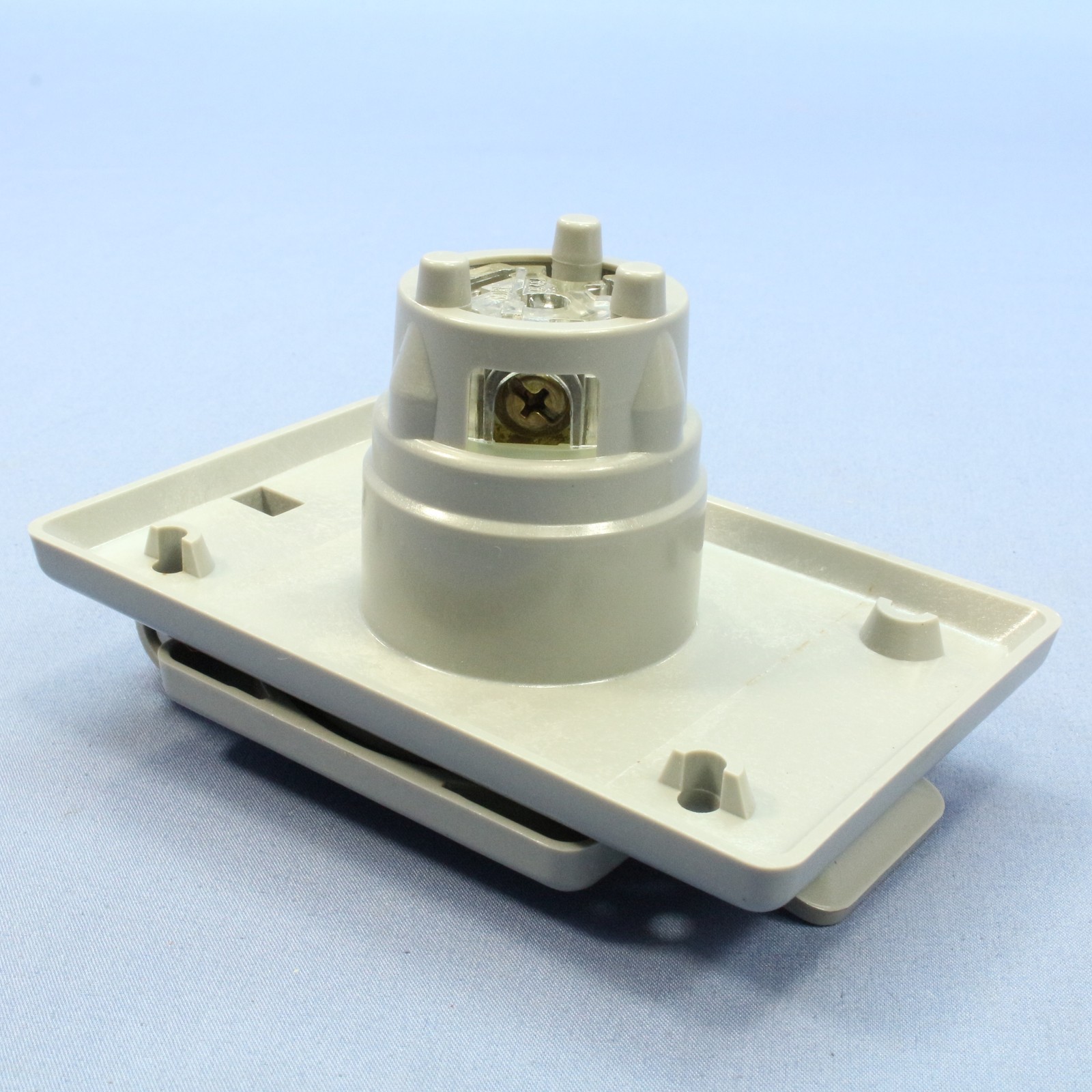 Leviton Weather Resistant Cover Locking Flanged Inlet Plug NEMA L5-15P 4716-FWP