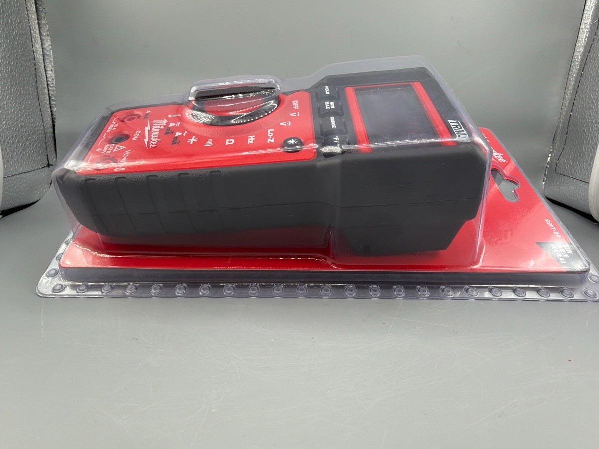 J06 – Milwaukee Digital Multimeter Cat III Lo-Z TRMS 600V Molded Gri (J06028310)