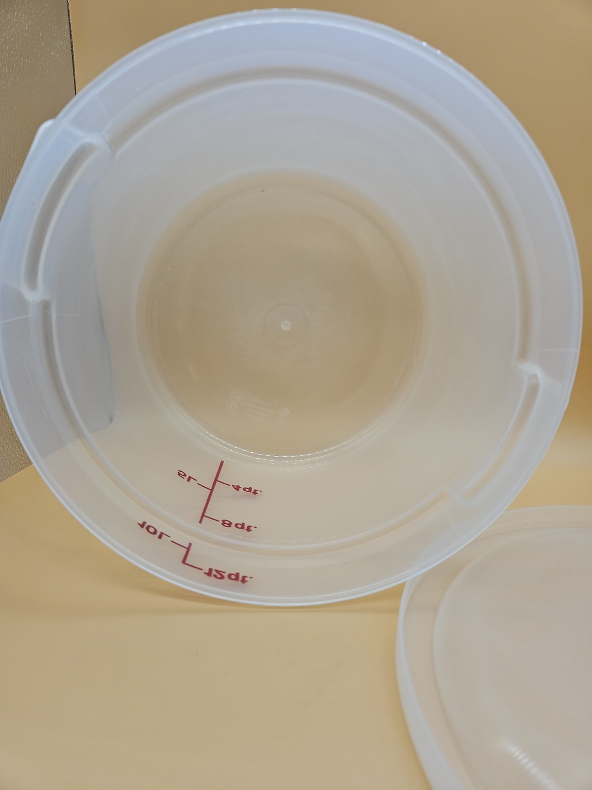 12 qt Cambro Round Food Storage Container Translucent Polypropylene NSF 8” Depth