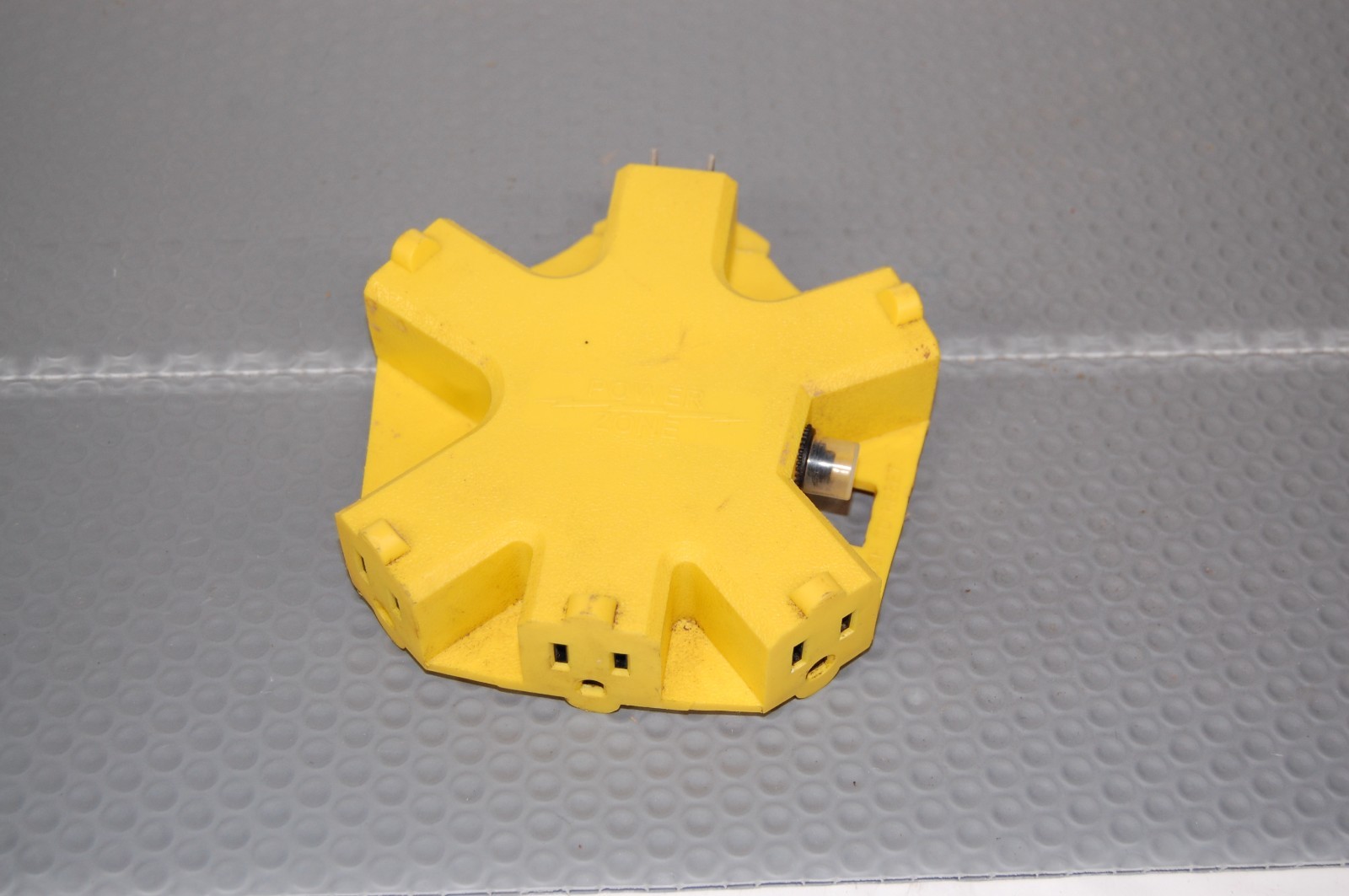 D5 Yellow Block Style Electrical Outlet Adapter Plug Type 5 Outlets Power Zon