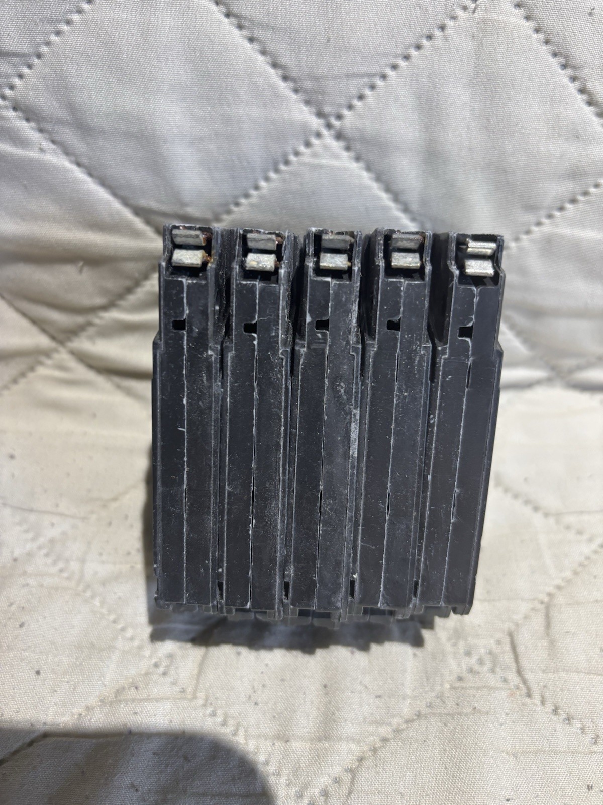 LOT OF 5 NEW GE THQP115 1P 15A 120/240VAC Plug On Circuit Breakers SHIPS FREE