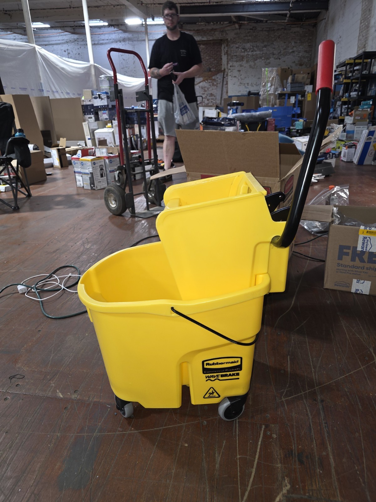 Rubbermaid Commercial Products Wavebrake 35 Qt. Side-Press Mop Bucket Wringer