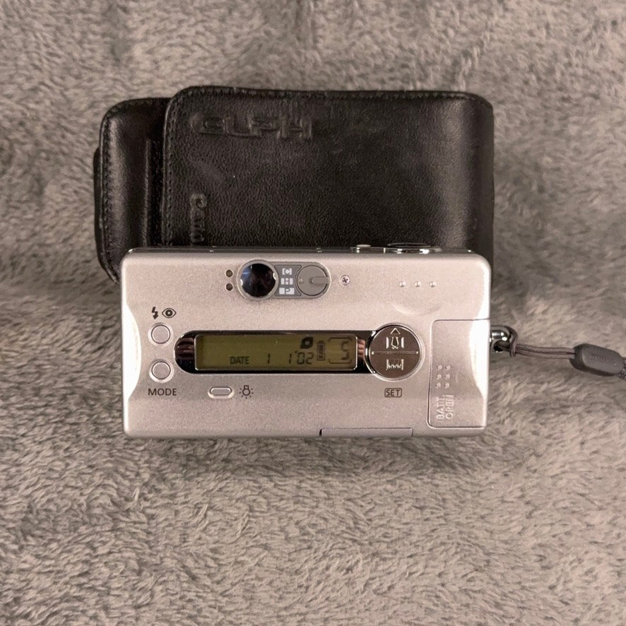 Canon ELPH Z3 APS Film Camera Silver 23.5-54mm Zoom Lens with Leather Case