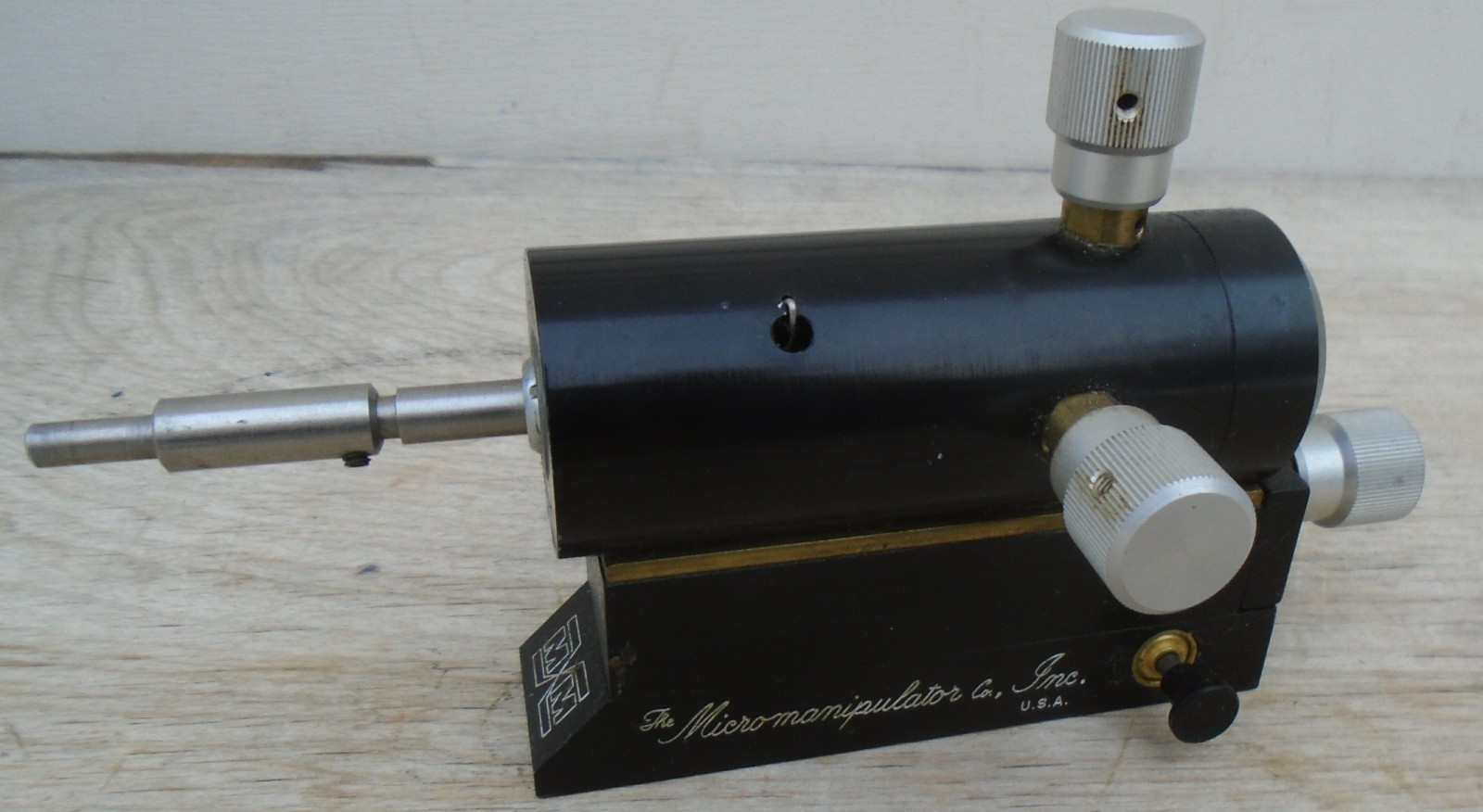 THE MICROMANIPULATOR MANUAL PROBE POSITIONER MM 450?