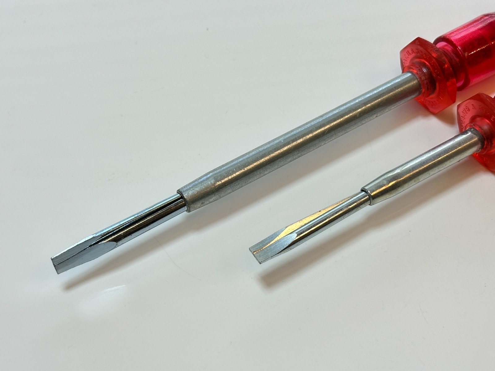 NEW 2pc Quick Wedge Screwdriver Pair Set Red Plastic Handle Model 2356 1834 NOS