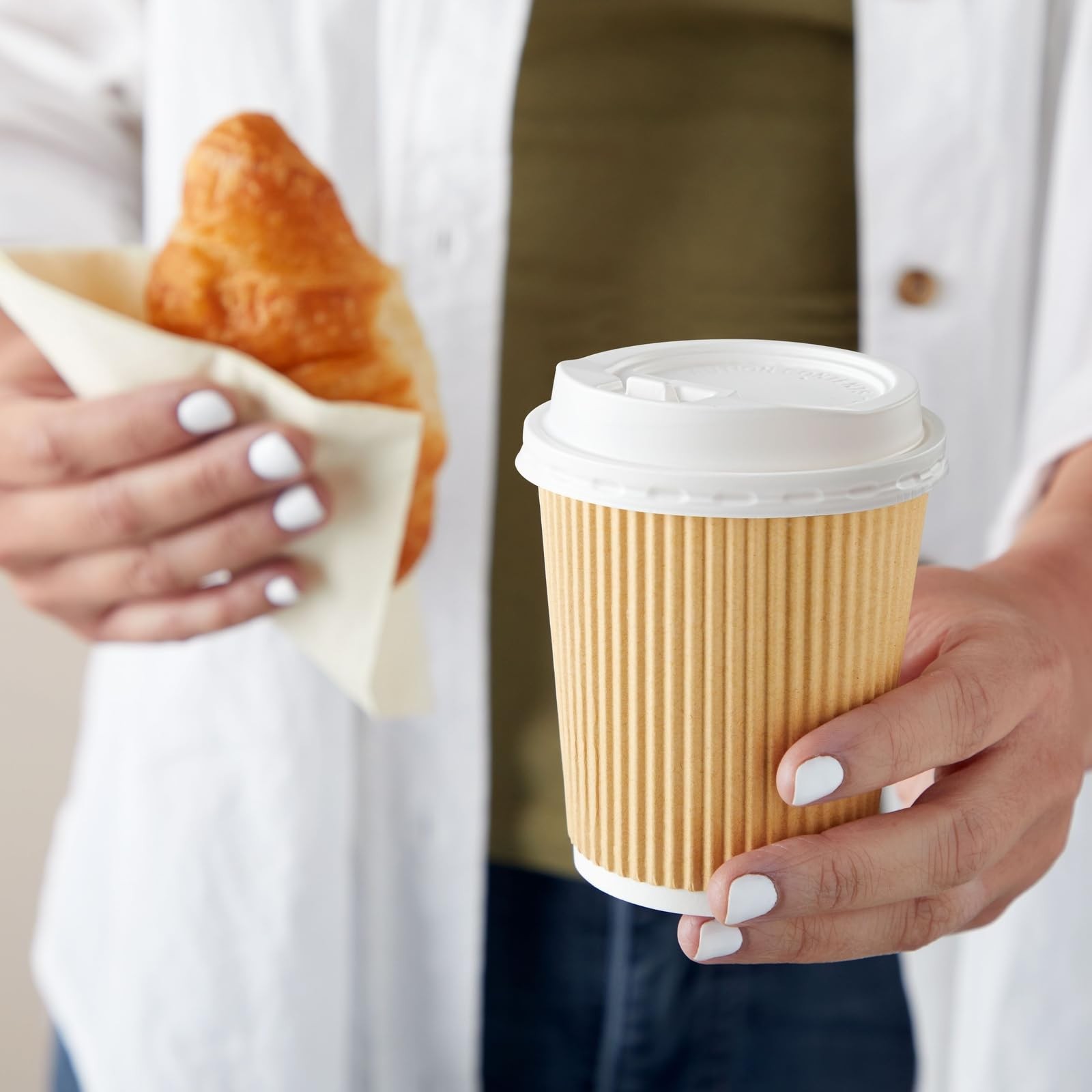 Juvale Disposable Coffee Cups with Lids & Straws 50 Count (Pack of 1), Brown