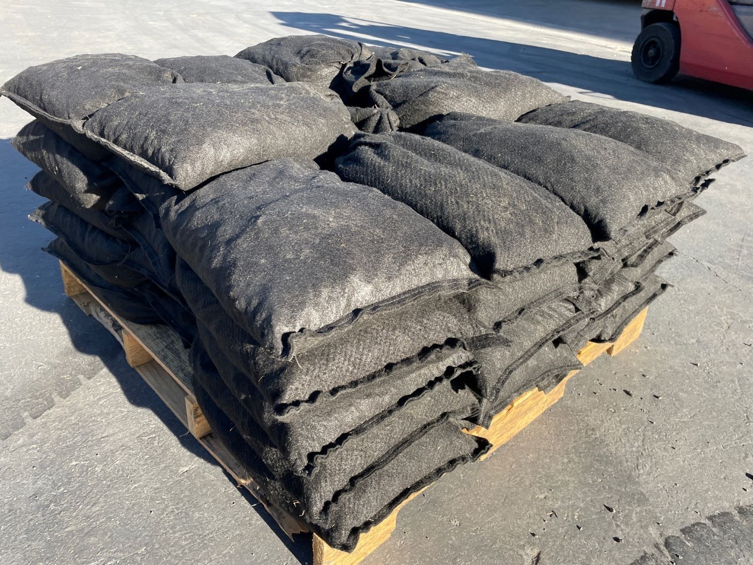 Pre-Filled Non Woven Geotextile Sandbags – 14” x 26”, 30 lb Bags – Sandbaggy