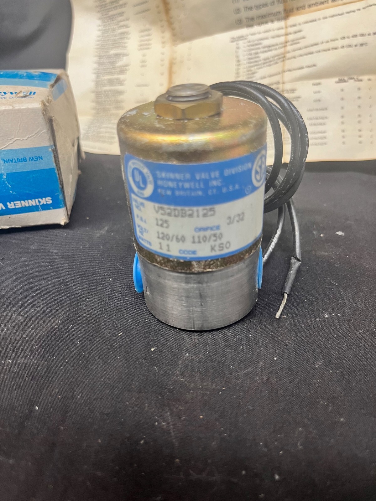 Honeywell Skinner Electric Solenoid Valve V52DB2125 120/60V NOS