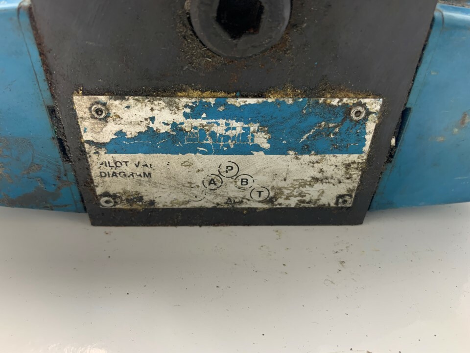Vickers 02-119590 DG44LW 016C B 60 w/ 868982 110v/50hz .85amp 120v/60hz .69amp