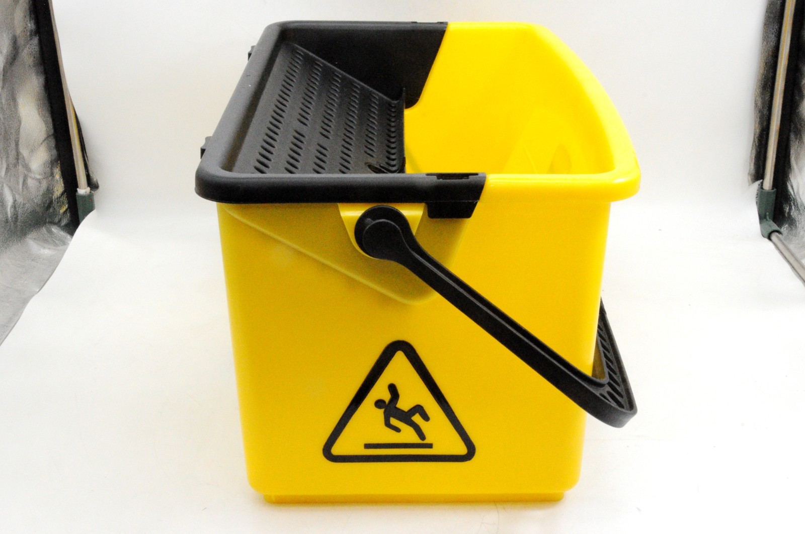 Rubbermaid Commercial Products HYGEN Microfiber Press Wring Bucket (FGQ90088YEL)