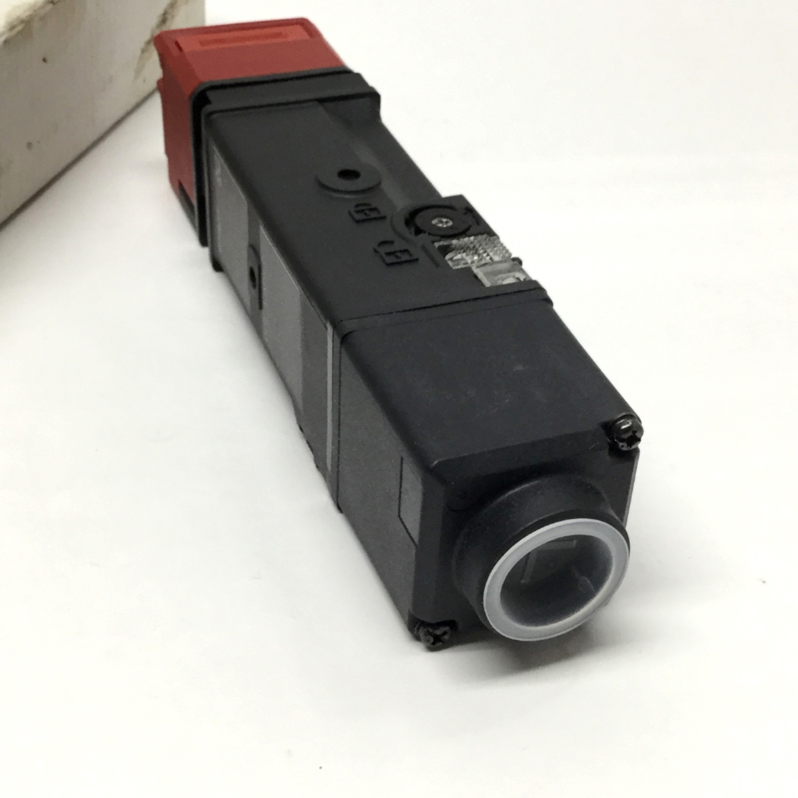 Omron D4SL-N3NFG-DN Safety Door Guard Interlock Switch, 24VDC Coil, 120VAC 1.5A