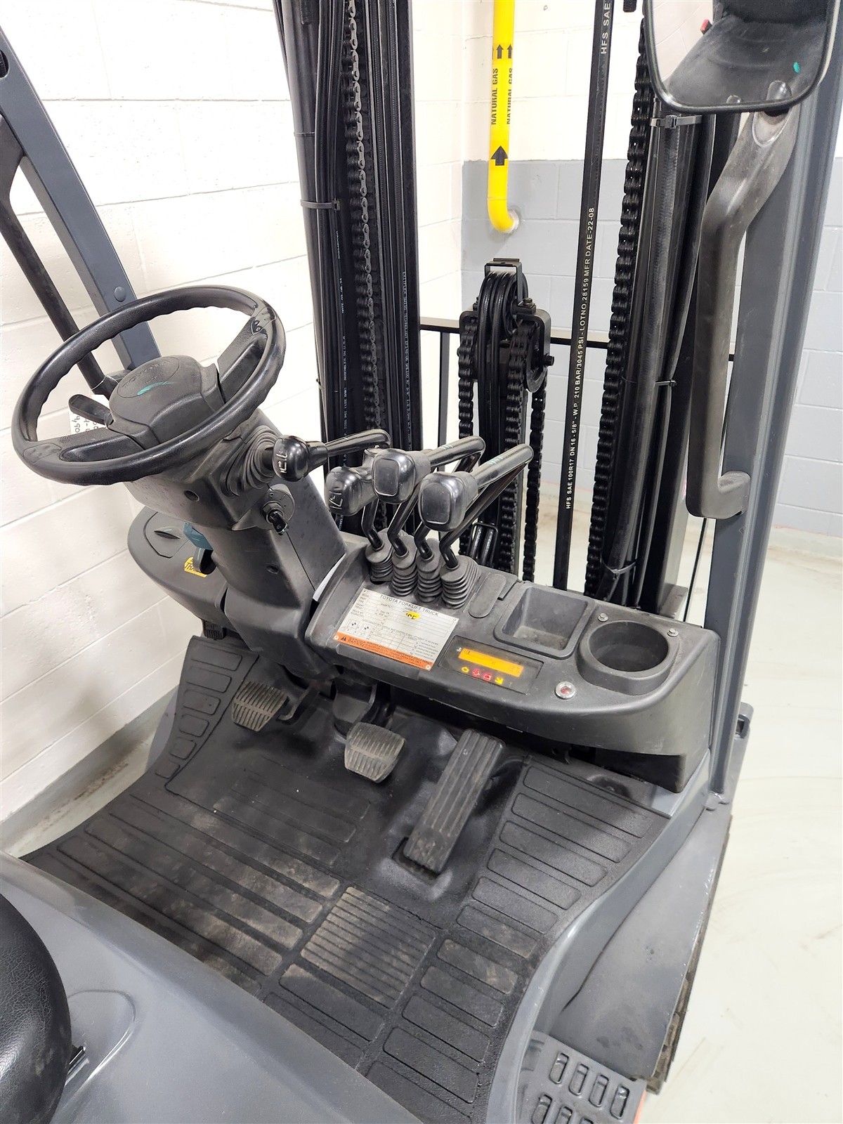 TOYOTA 5000 LB LPG FORKLIFT 5,000 LB 8FGCU25 SIDE SHIFT