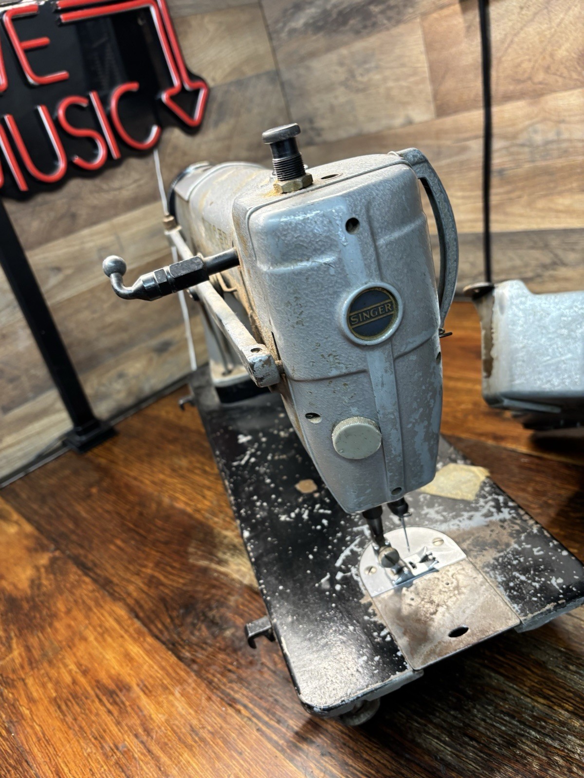 Singer 251-12 Upholstery Machine with oil pan, attachments & extras, WORKS BUT..