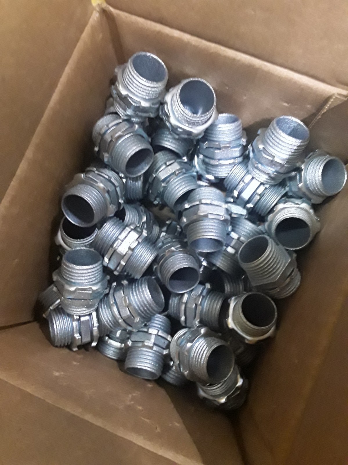 (LOT OF 50) Southwire 141TZ 1/2″ Box Spacing Connector