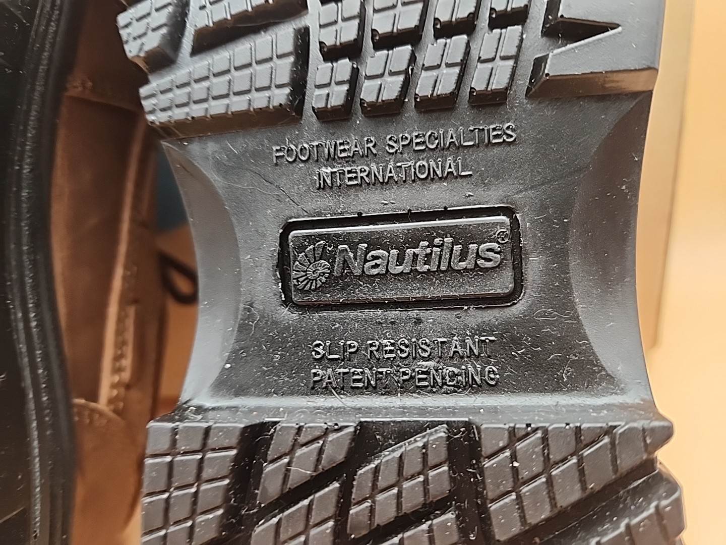 Nautilus Safety Footwear Men’s 1826 Safey Toe Shoe Men’s Size 9.5 Wide