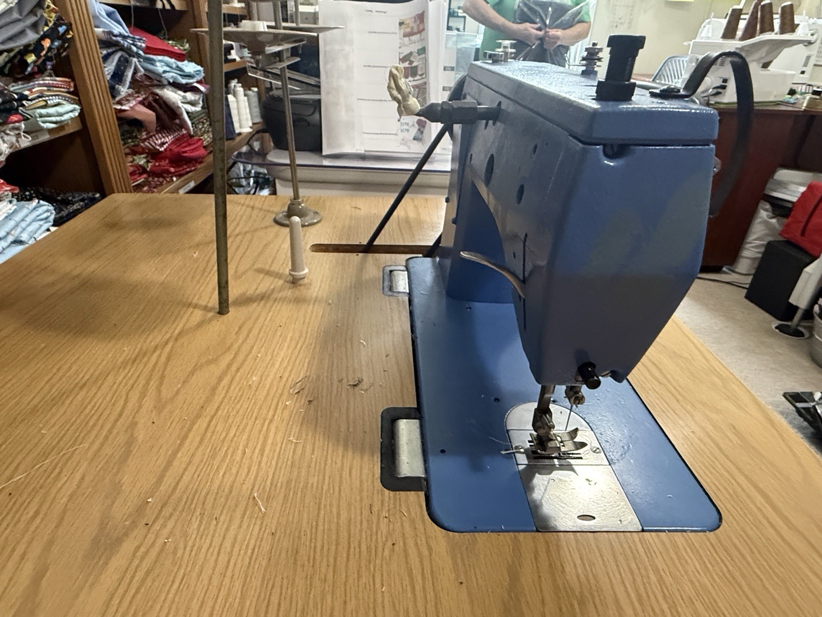 SINGER Industrial Lockstitch Sewing Machine complete set up with Clutch Motor