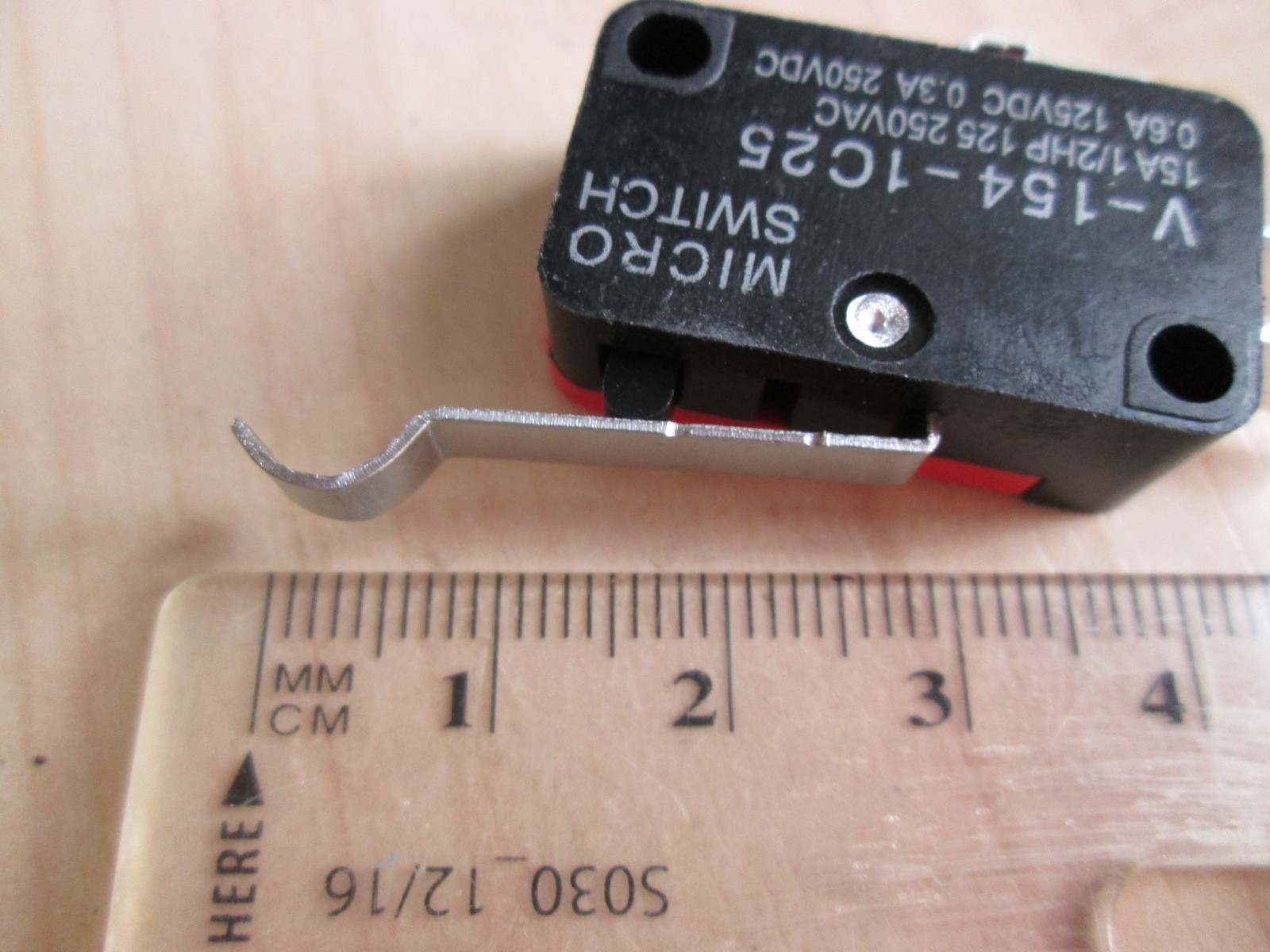 Lot (2) Micro Limit Switch V-154-1C25 with Curved Tip Lever 15A 125/250VAC #E67C