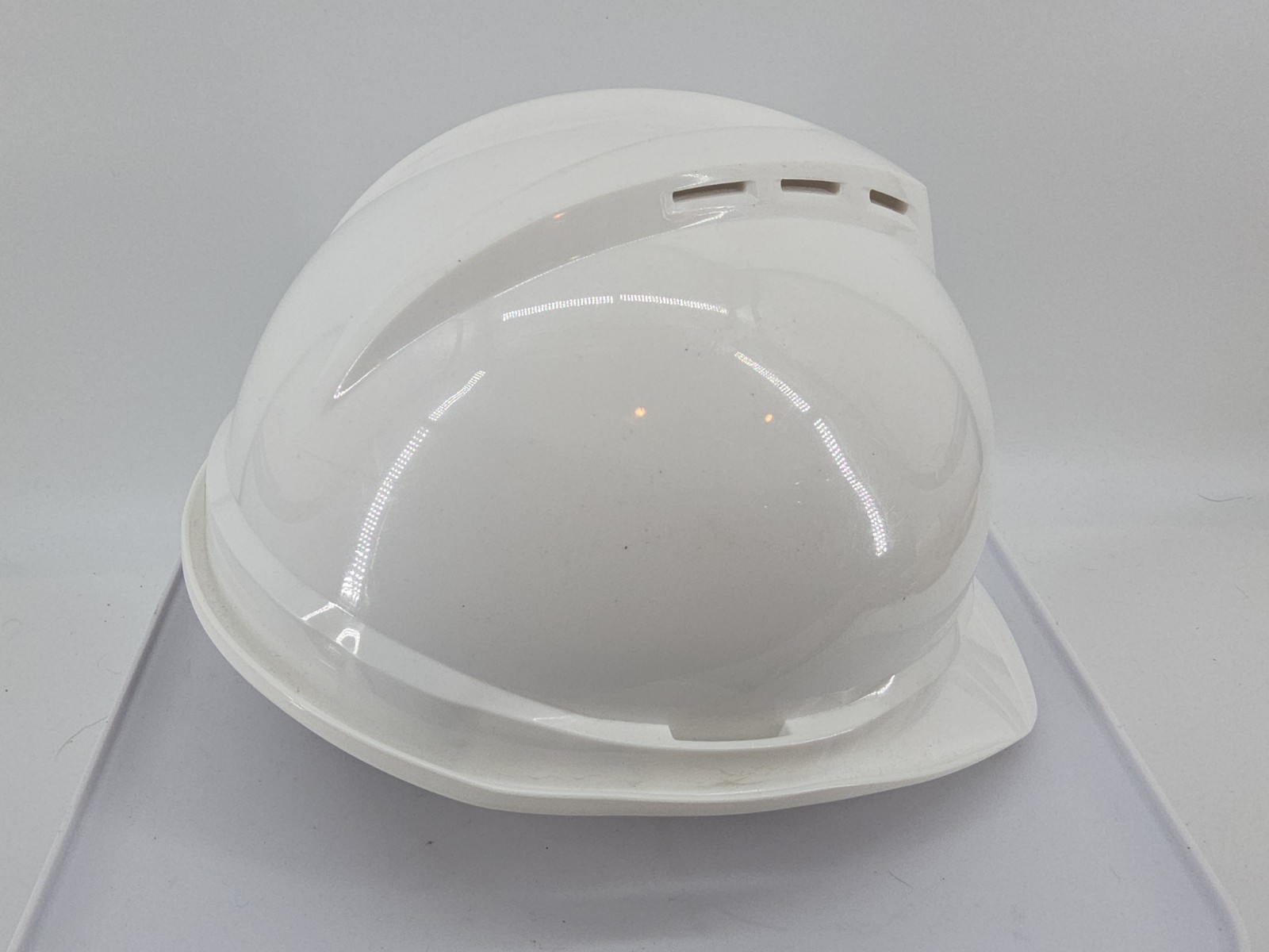MSA WHITE V Gard ANSI OSHA Construction HARD HAT VENTED 6 PT Ratchet Suspension