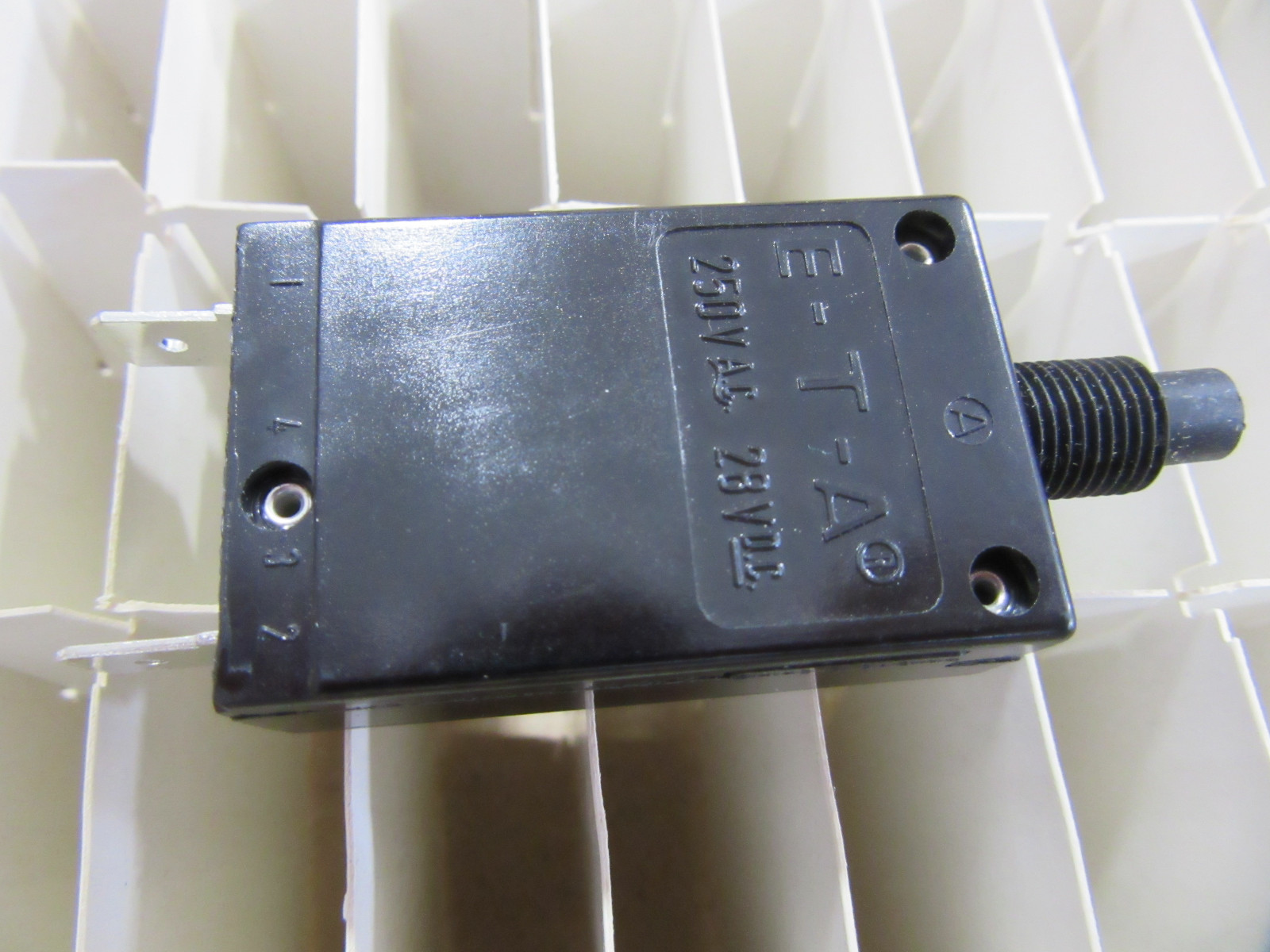 E-T-A 2-5700-IG1-P10 13A Push in Circuit Breaker 13 Amp 250VAC / 50VDC NEW!!!